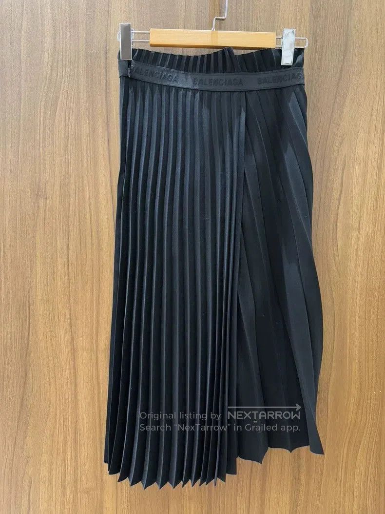 Balenciaga Balenciaga Black Pleated Asymmetric Skirt. Size US 36 / EU 52 - 2 Thumbnail