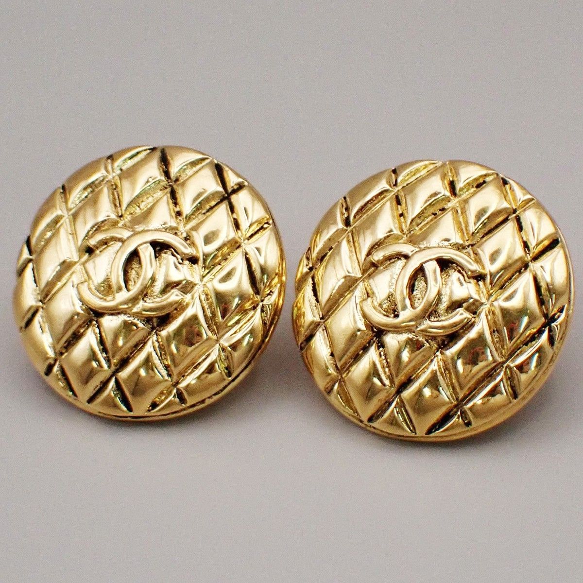 Chanel Chanel Vintage CC Quilted Round Button Clip-On Earrings Metal Size ONE SIZE - 1 Thumbnail