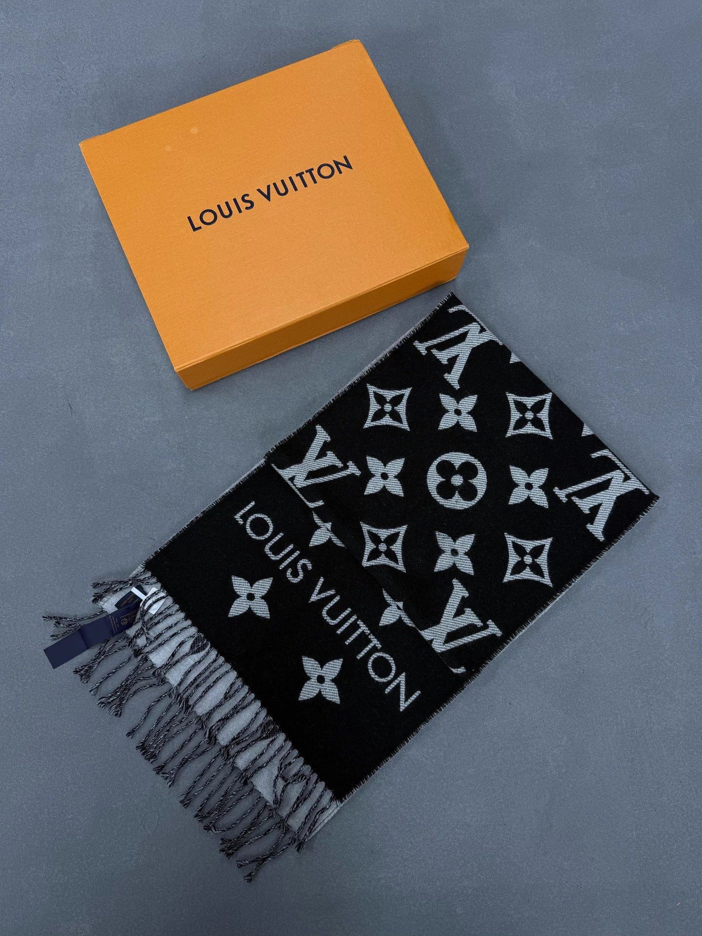 Louis Vuitton LV ESSENTIAL Wool Monogram Print Black Women Scarf Size ONE SIZE - 1 Thumbnail