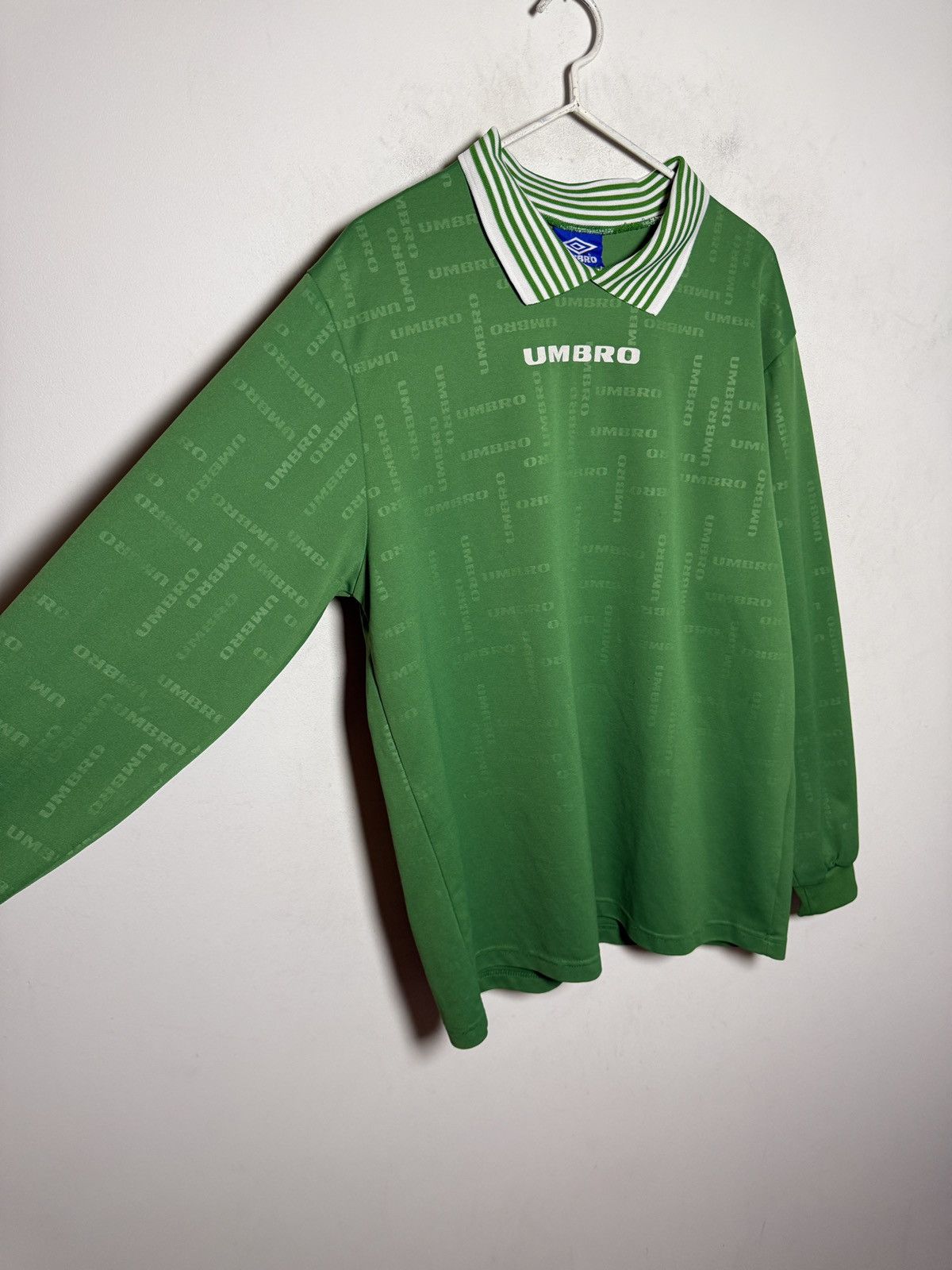 Umbro Umbro long sleeve football jersey in a vivid green tone. Size US L / EU 52-54 / 3 - 5 Thumbnail