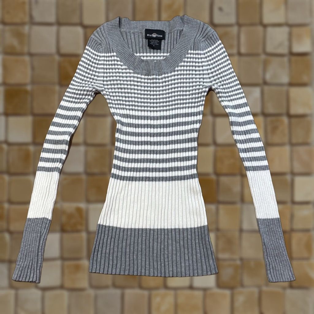 Vintage VINTAGE Blend Striped Sweater Women’s Size S Gray/White Pullover Rayon Blend Long Sleeve V-Neck Size S / US 4 / IT 40 - 1 Thumbnail