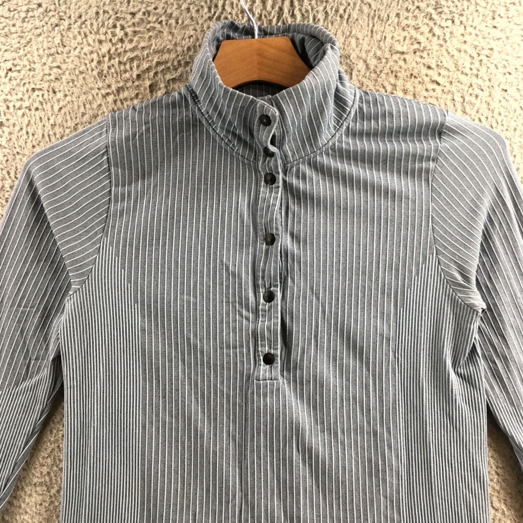 Athleta Athleta Top Womens Small Gray White Stripe Snap Mock Neck Long Sleeve Shirt Size S / US 4 / IT 40 - 2 Thumbnail