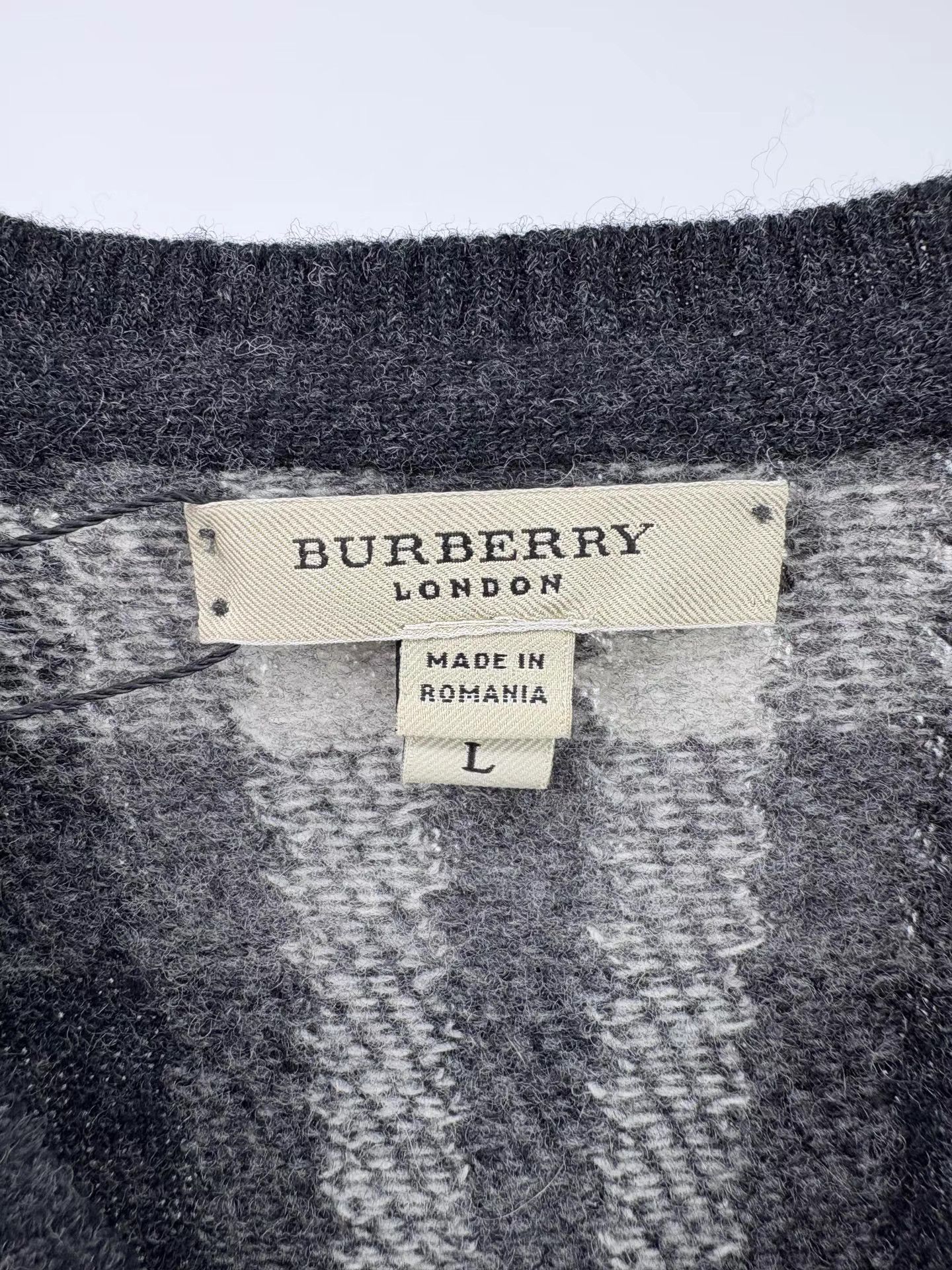 Burberry BURBERRY Check V-Neck Vest Size US L / EU 52-54 / 3 - 3 Thumbnail