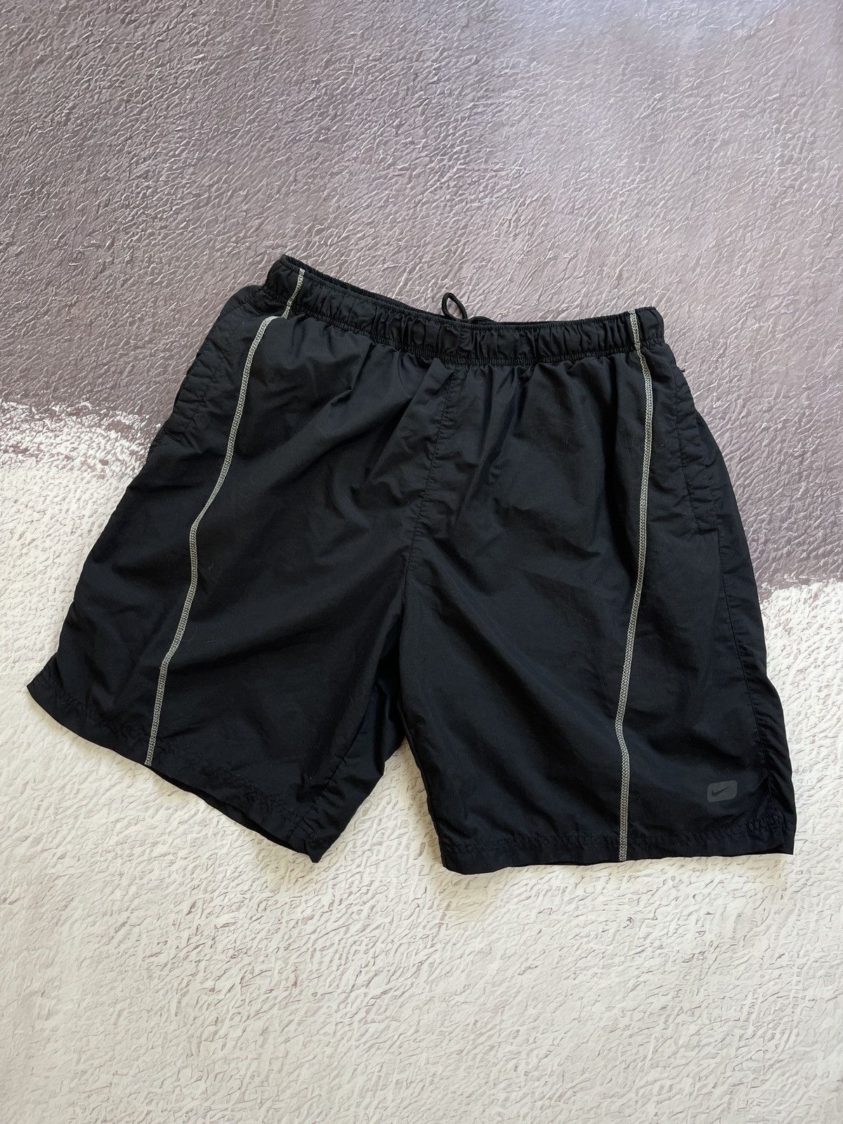 Nike Nike vintage y2k black logo swoosh shorts drill Size US 36 / EU 52 - 1 Thumbnail