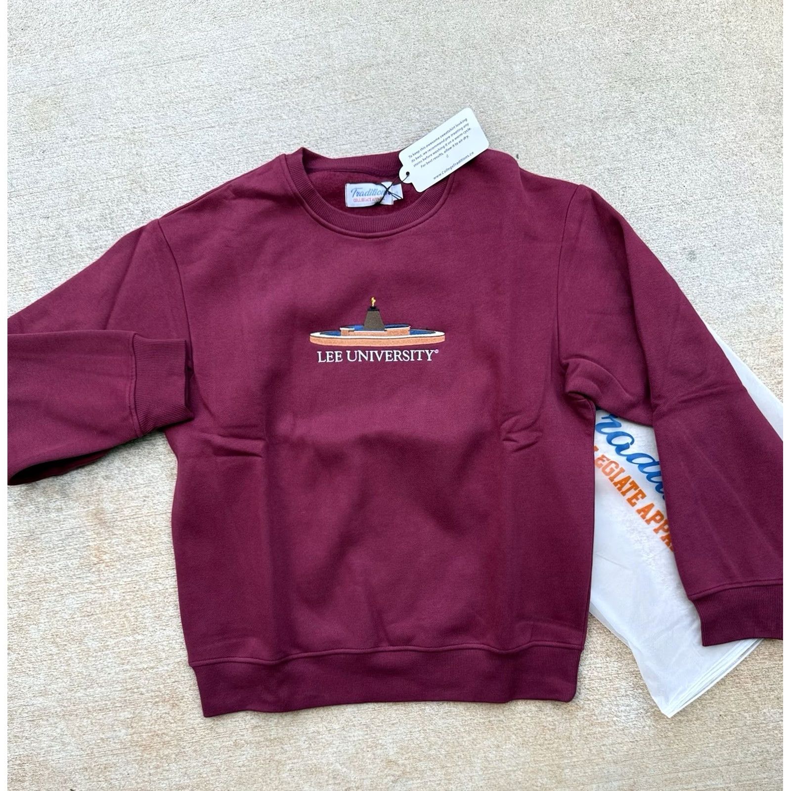 Lee Lee University Sweatshirt Unisex Adults Small Red Embroidered Traditions Collegiate Apparel Crewneck Pullover Graphic Print Blue Accents University Size US S / EU 44-46 / 1 - 2 Thumbnail