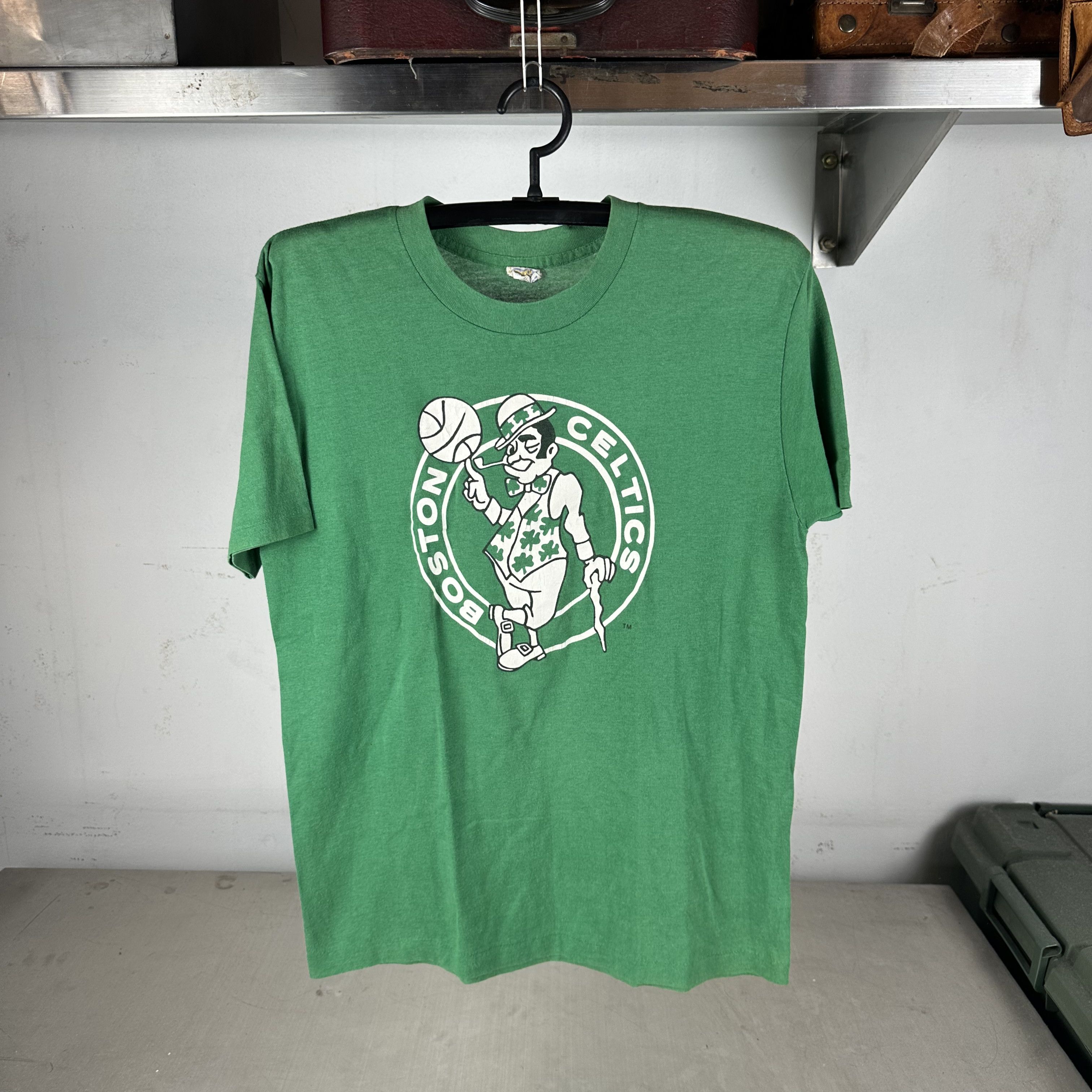 Vintage ​​​​Vintage 80s Boston Celtics Basketball NBA Logo T-shirt Size US L / EU 52-54 / 3 - 1 Thumbnail