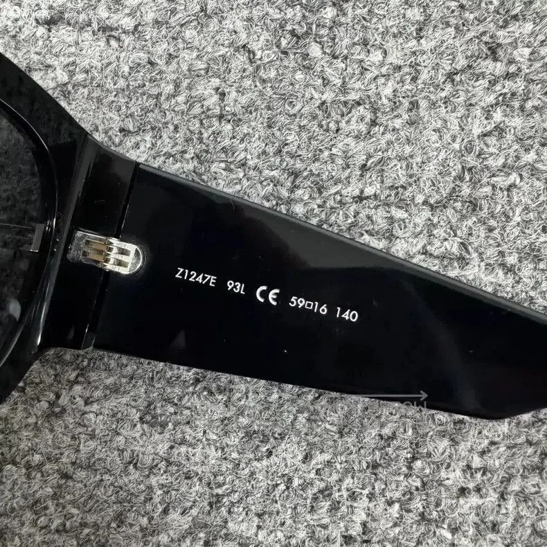 Louis Vuitton Louis Vuitton LV Selby Sunglasses. Size ONE SIZE - 5 Thumbnail
