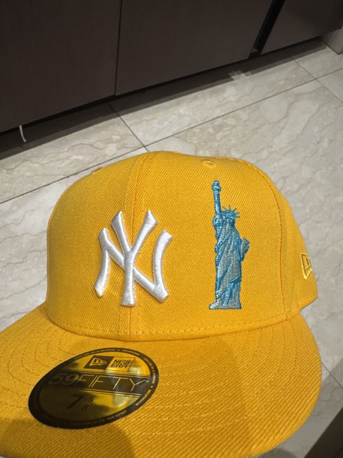 New Era Yankees Yellow Fitted Pink Brim 1999 World Series edition Size ONE SIZE - 1 Thumbnail