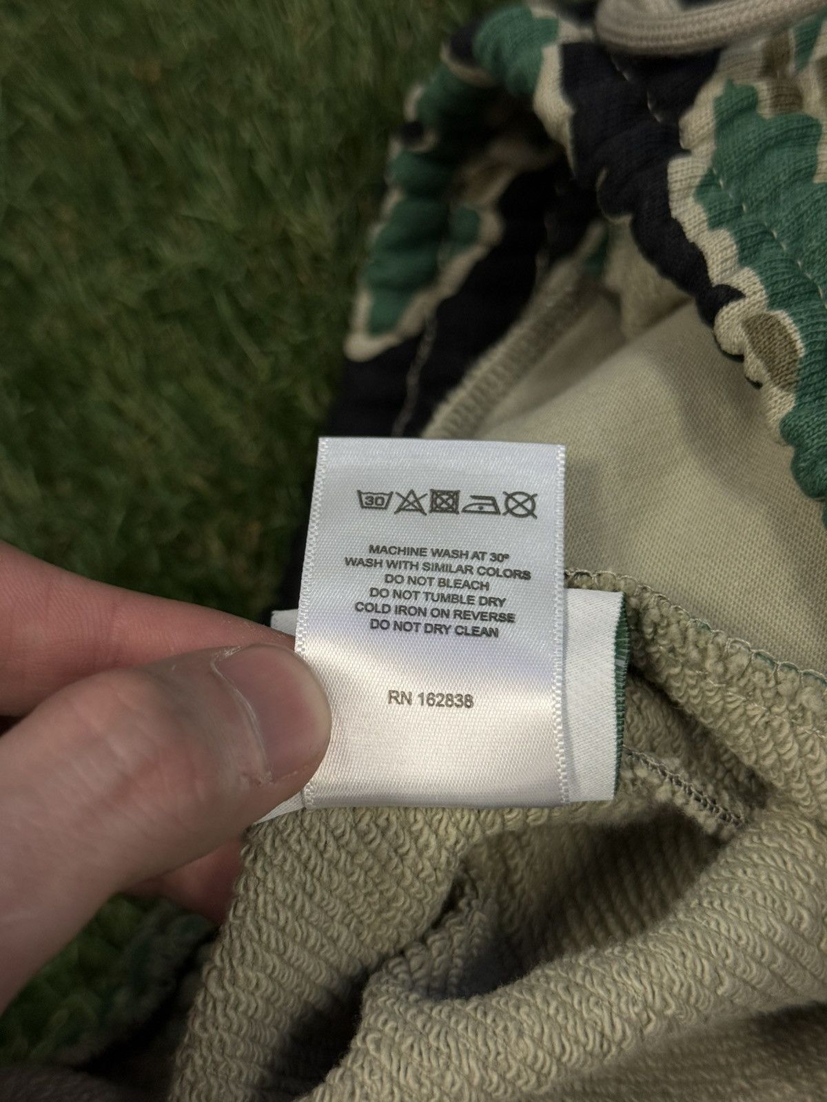 DENIM TEARS Denim Tears Cotton Wreath Sweatpants Camo Size Medium (NEW) Size US 31 - 12 Thumbnail
