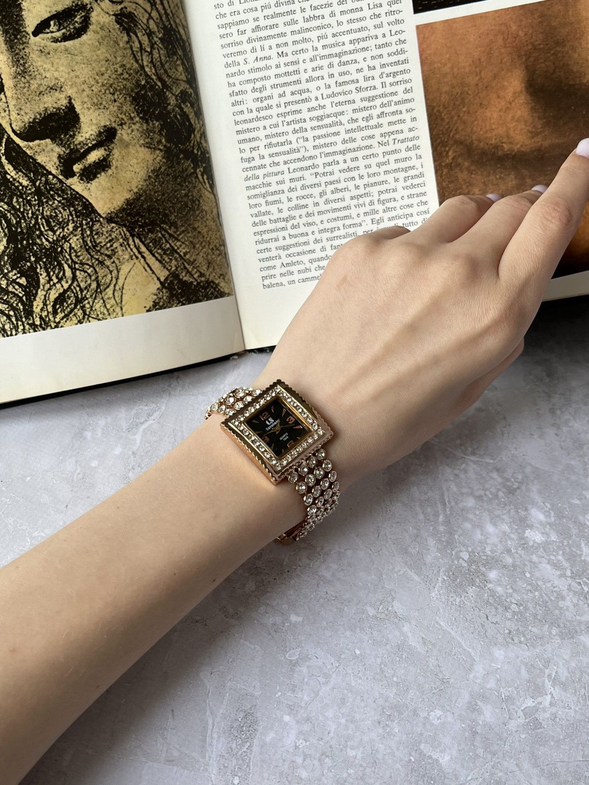 Liansheng Quartz Luxury Watch with Rhinestones