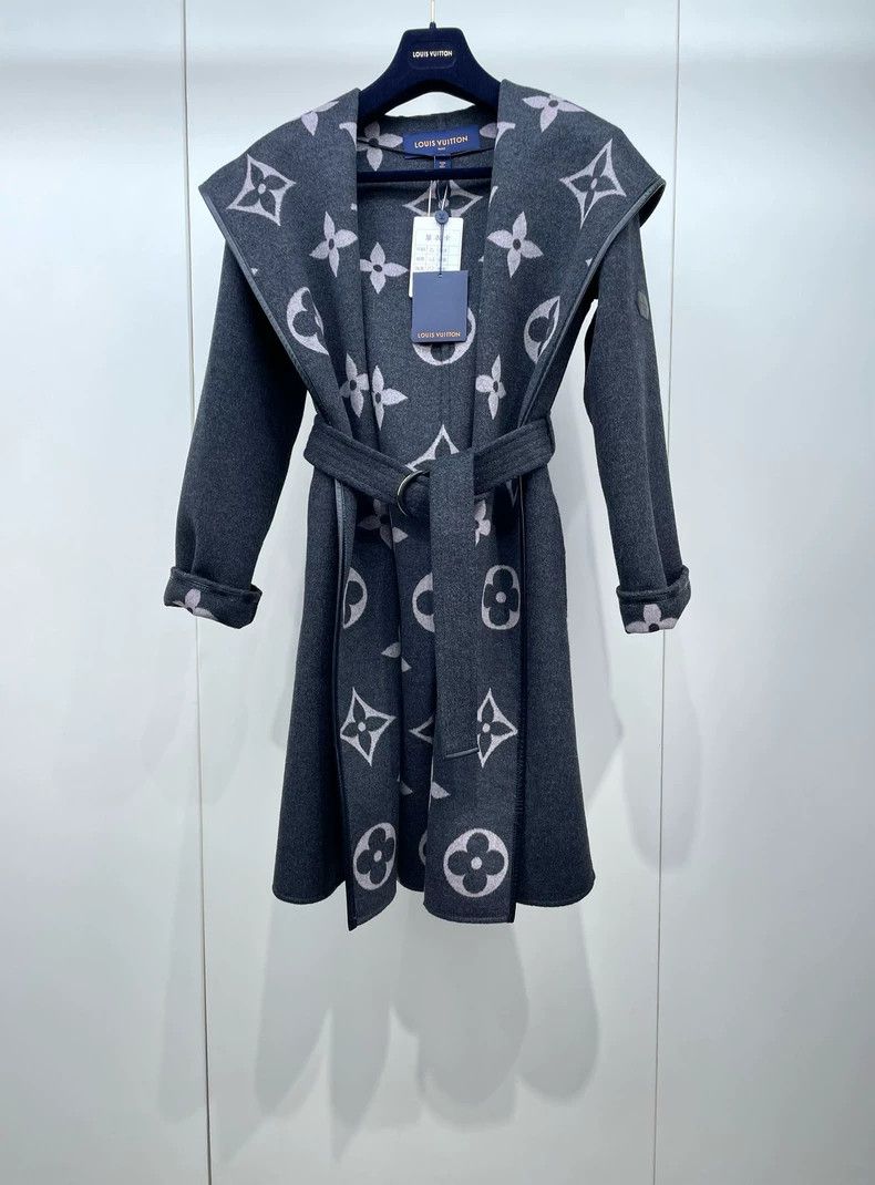 Louis Vuitton Louis Vuitton Old Flower Bathrobe Overcoat Size 4XL / US 24-26 - 1 Thumbnail