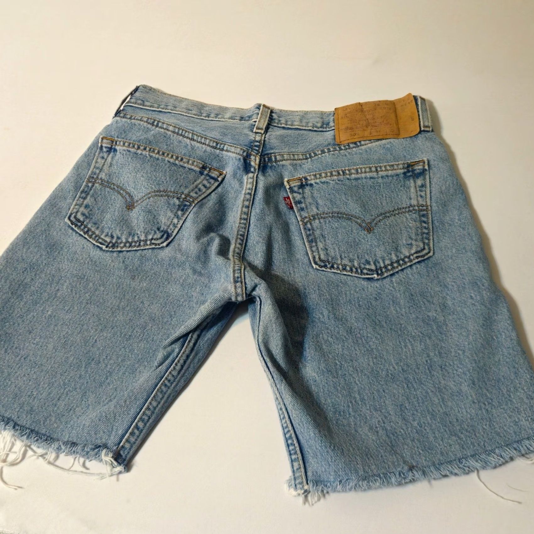Levi's VINTAGE Levi's 501 Shorts Mens 31 Blue fringe Denim Cut Off Button Fly Raw Hem Regular Rise 90s Grunge Casual Denim Shorts Mens Sized 31 Blue Size US 31 - 2 Thumbnail