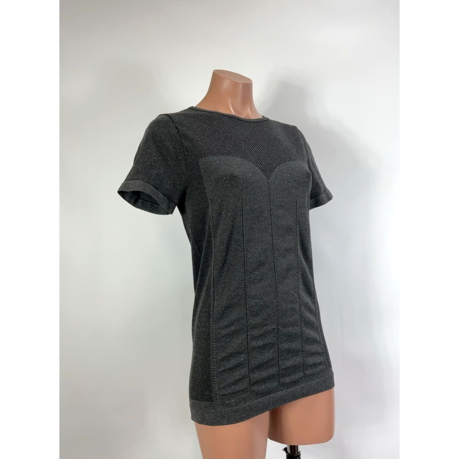 Fabletics VINTAGE Fabletics Delta Seamless Short-Sleeve Tee Top Dark Grey/Vanilla Large Womens Size L / US 10 / IT 46 - 6 Thumbnail
