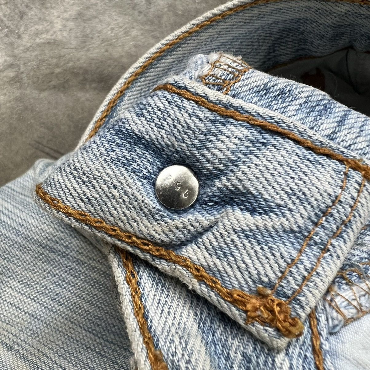 Levi's Vintage Levi’s Light Wash Fade Straight Fit Jeans Size US 27 - 13 Thumbnail