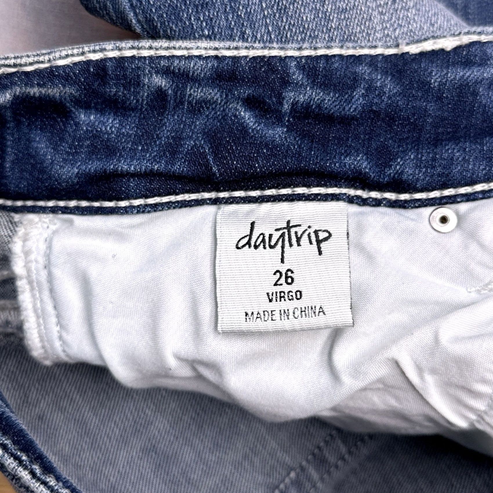 Vintage Daytrip Jeans Womens 26 Curvy Fit Mid Rise Stretch Denim Zip Button 5-Pocket Distressed Blue 26 in Inseam 21 Cropped Size 26" / US 2 / IT 38 - 6 Thumbnail