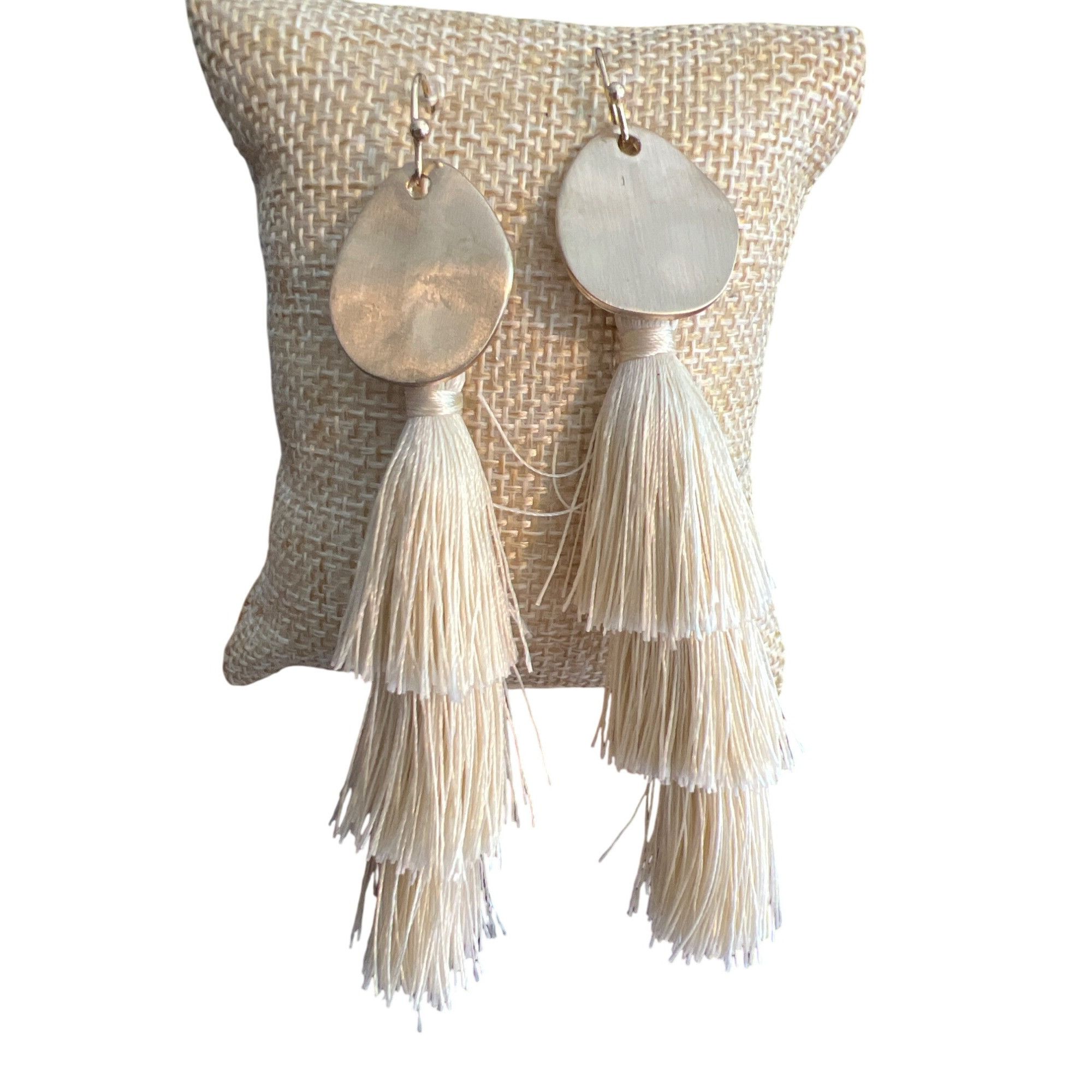 Other 3 Tiered Tassel Earrings Gold Tone Disc Cream Thread Stateme Size ONE SIZE - 1 Thumbnail