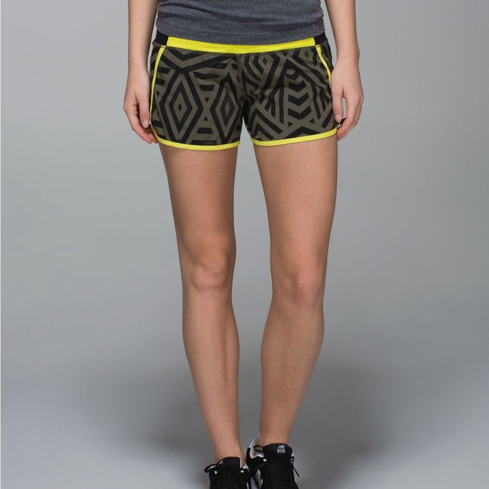 Lululemon Lululemon Run Times Short *4-way Stretch Chevron Shuffle EUC Size 27" / US 4 / IT 40 - 14 Thumbnail