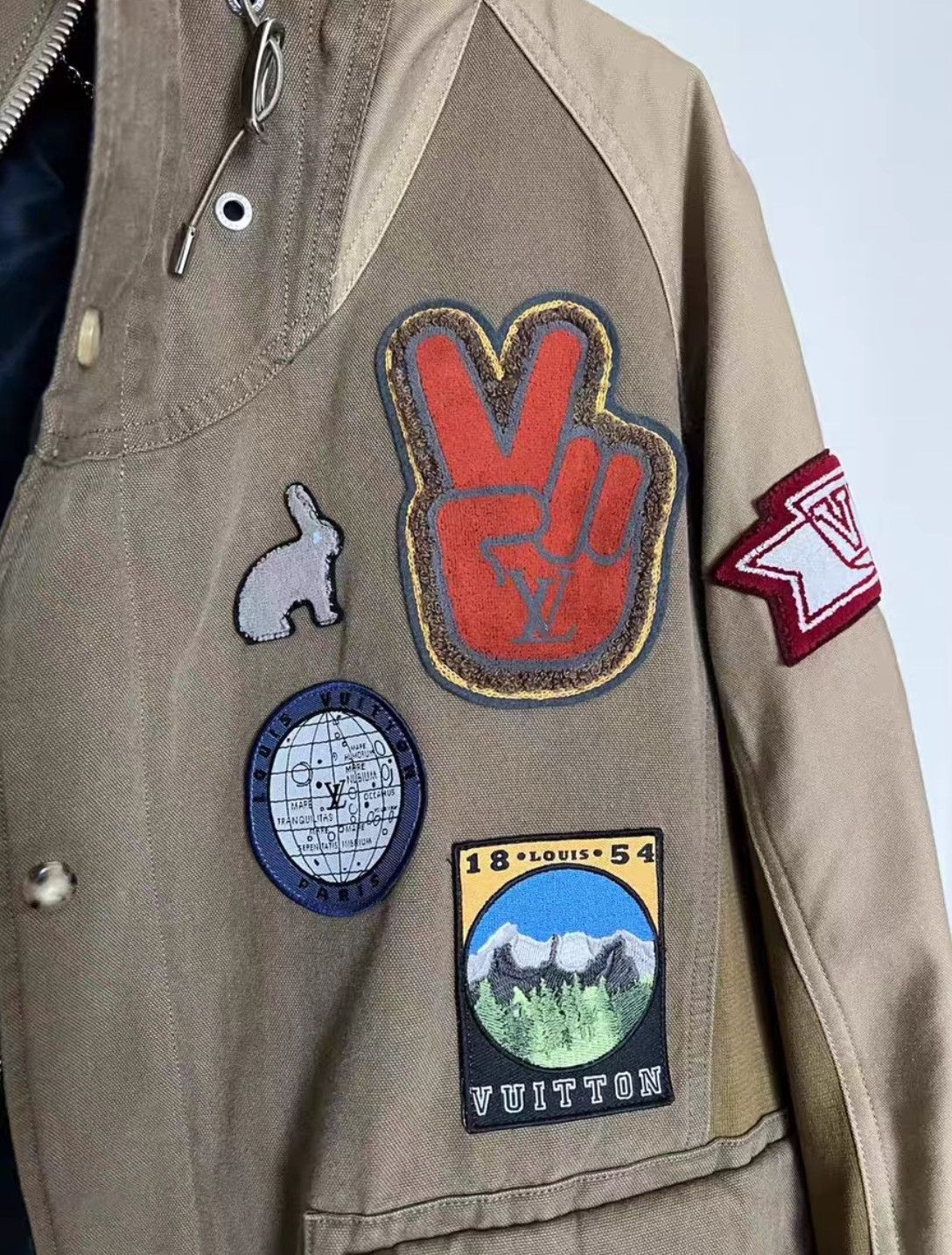 Louis Vuitton Louis Vuitton Co-branded Victory Gesture Badge Hooded Jack Size US L / EU 52-54 / 3 - 6 Thumbnail