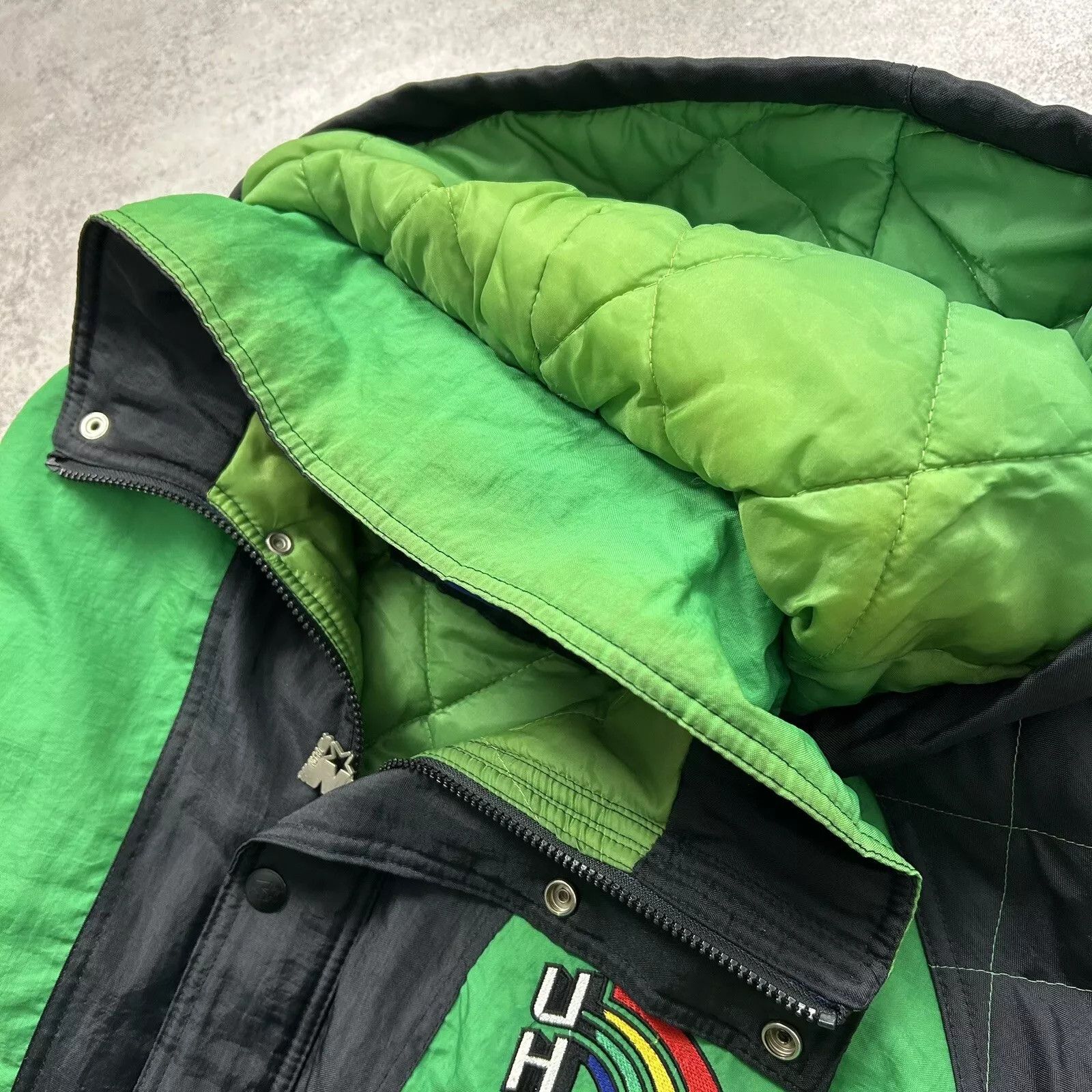 NCAA × Starter × Vintage HAWAII RAINBOW WARRIORS STARTER PUFFER JACKET SIZE L BLACK Size US L / EU 52-54 / 3 - 7 Thumbnail