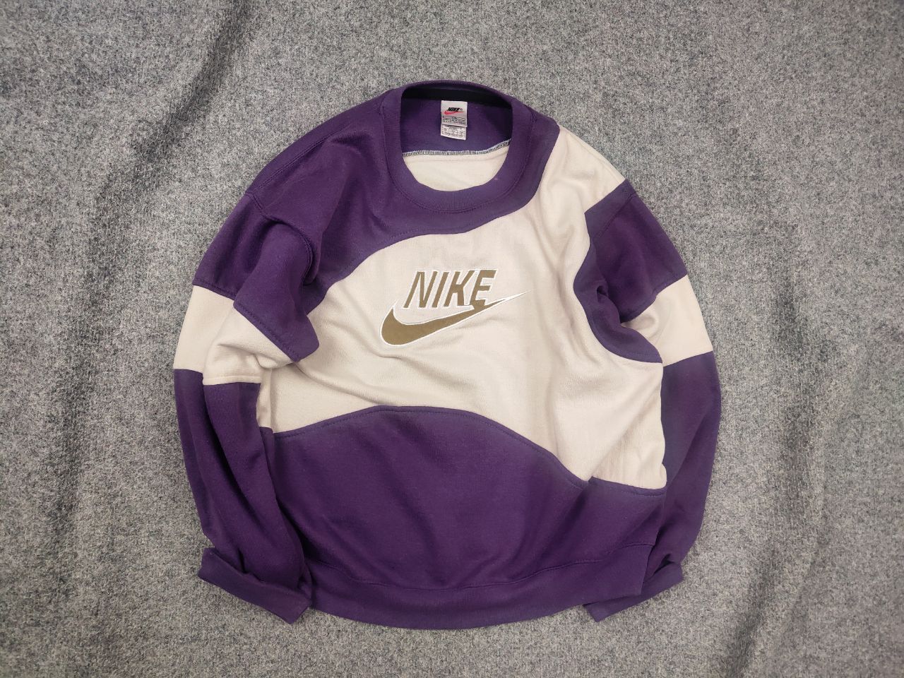 Nike Vintage 90's Nike Center Logo Embroidered Custom Sweatshirt Size US L / EU 52-54 / 3 - 1 Thumbnail