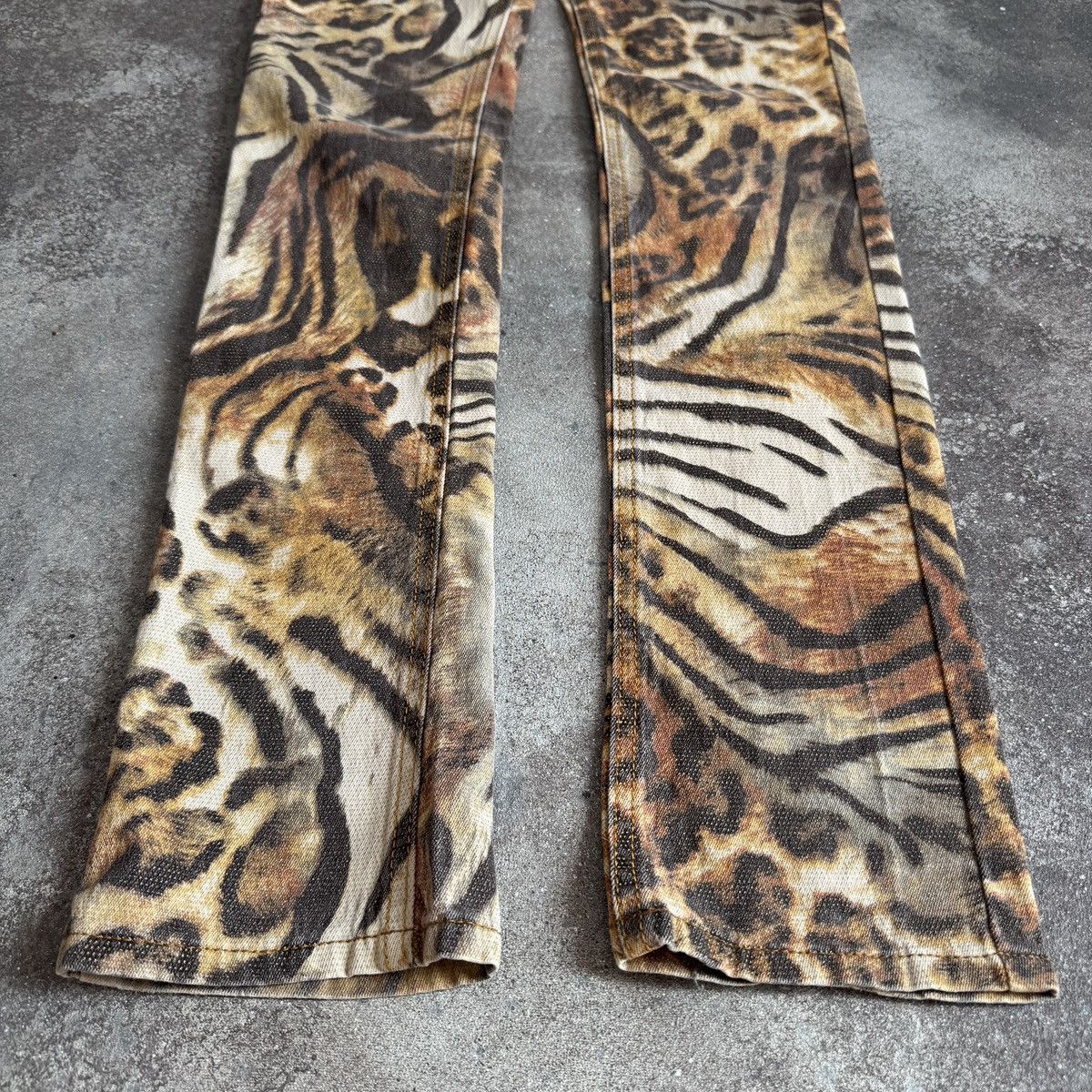 Roberto Cavalli Roberto Cavalli Vintage Y2K Tiger Print Iconic Pants Size 27" / US 4 / IT 40 - 7 Thumbnail