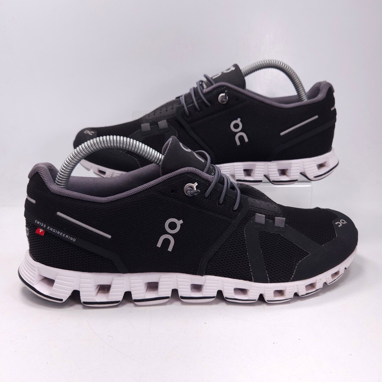 On On Cloud 5 Swiss Engineering Shoe Womens Size 10 Black White Size US 10 / IT 40 - 6 Thumbnail
