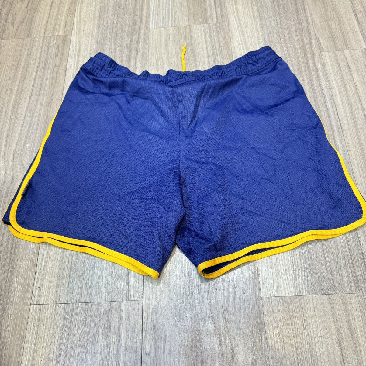 Adidas Spain 2000 home short Size US 32 / EU 48 - 2 Thumbnail