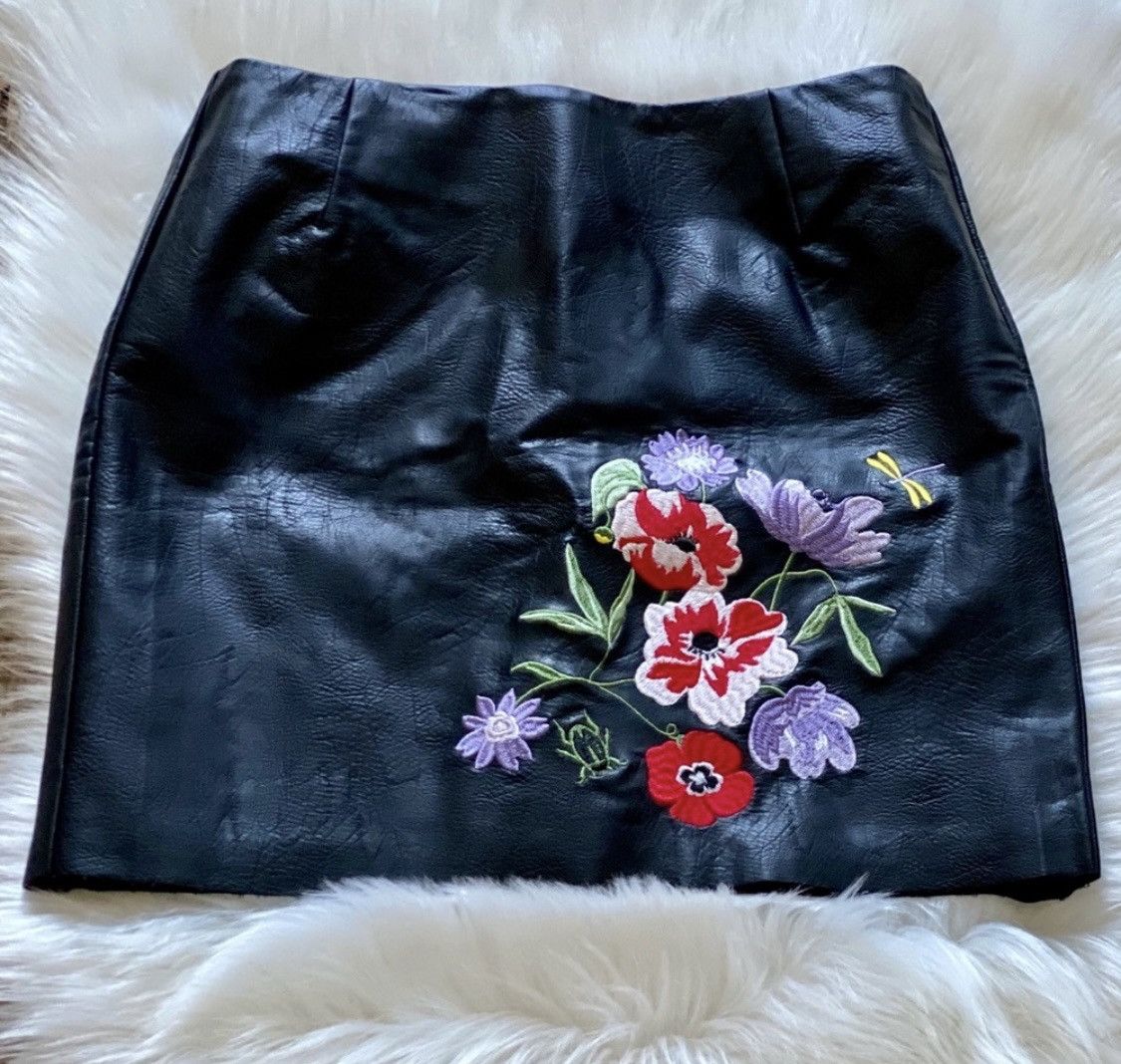 H&M BLACK H&M FLORAL EMBROIDERED LEATHER MINI SKIRT Size 27" / US 4 / IT 40 - 6 Thumbnail