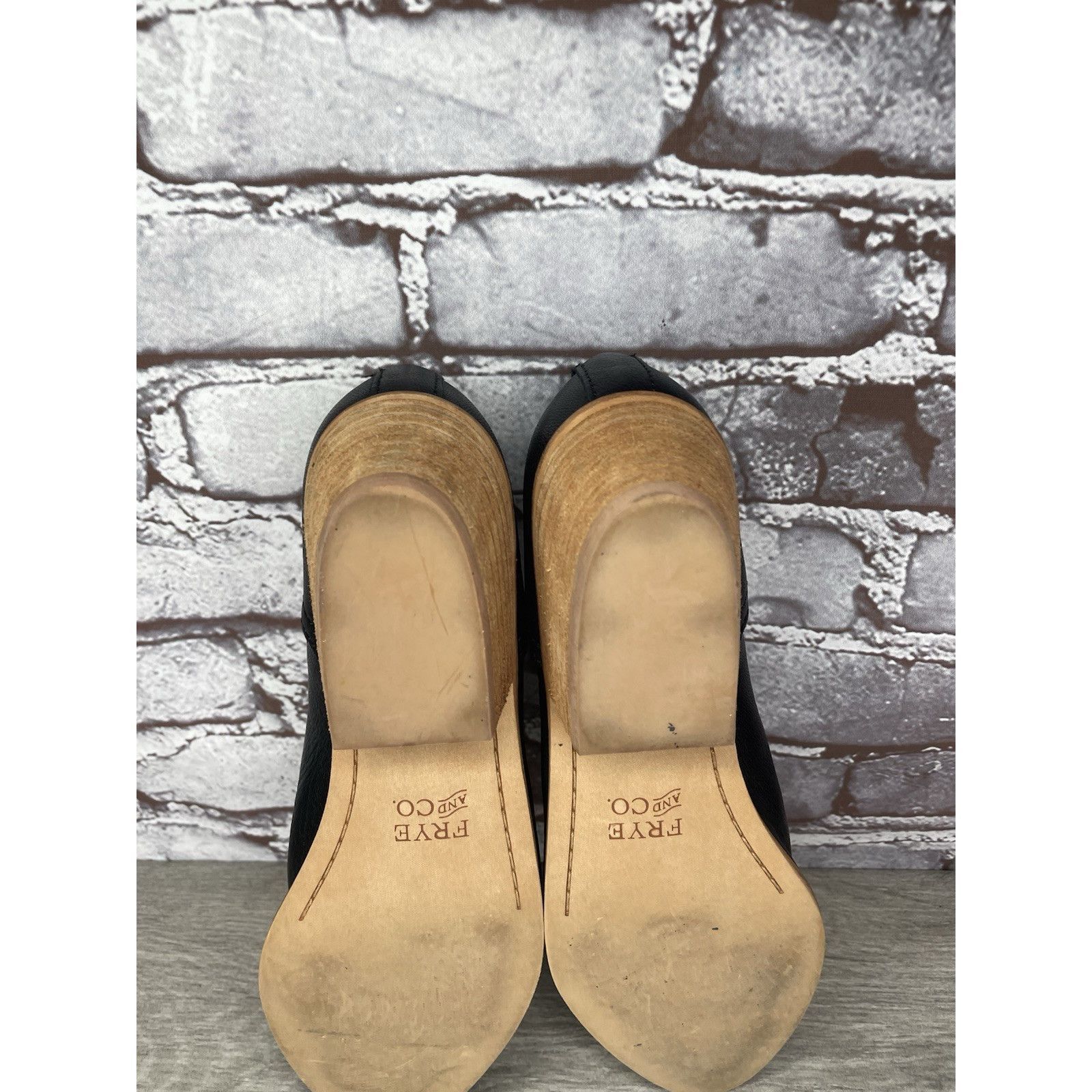 Frye Frye and Co. Rubie Black Leather Slip On V Cut Out Sides Hee Size US 7.5 / IT 37.5 - 7 Thumbnail
