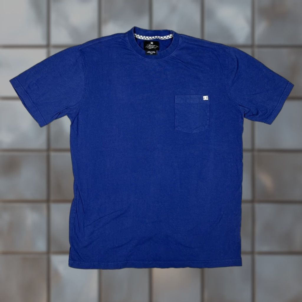 Vintage VINTAGE DC Shoes Premium Label Pocket T-Shirt Navy Embroidered Logo Mens Large L Cotton Blend Short Sleeve Crew Neck All Seasons Size US L / EU 52-54 / 3 - 1 Thumbnail