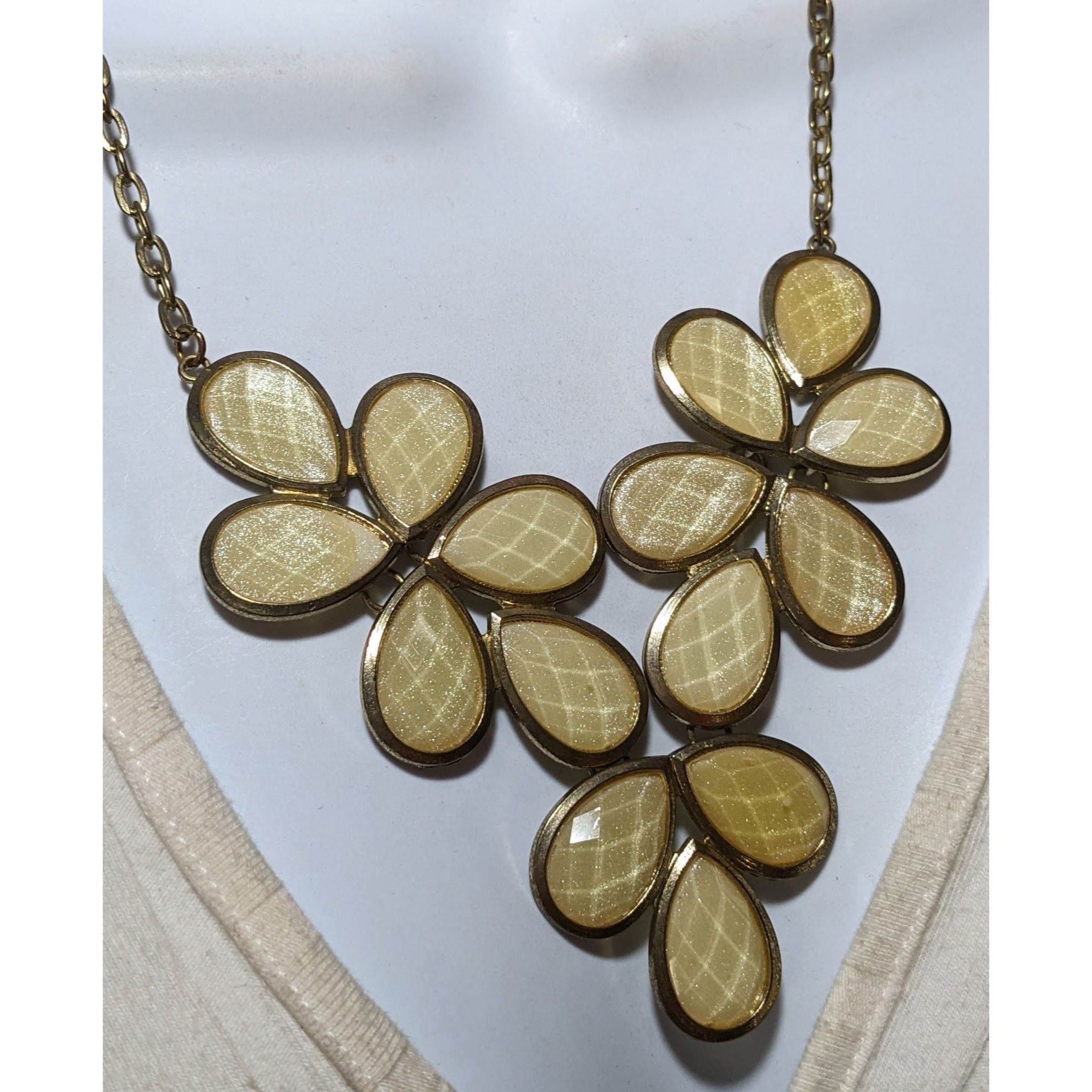 Other Vintage Yellow Floral Shimmer Statement Necklace Size ONE SIZE - 6 Thumbnail