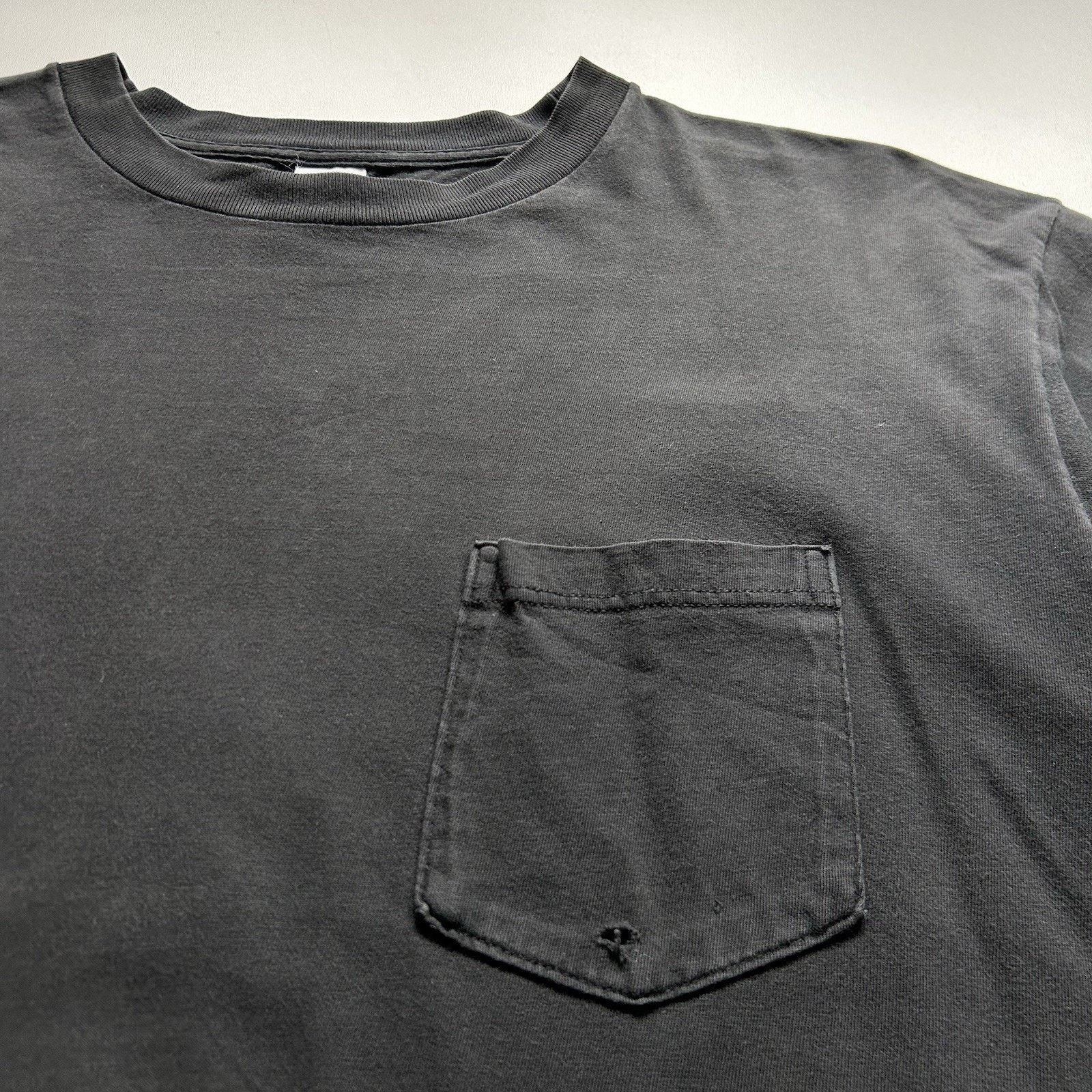 Vintage Vintage Sun Faded Black Pocket T-Shirt Large 90s Cotton USA Size US L / EU 52-54 / 3 - 3 Thumbnail