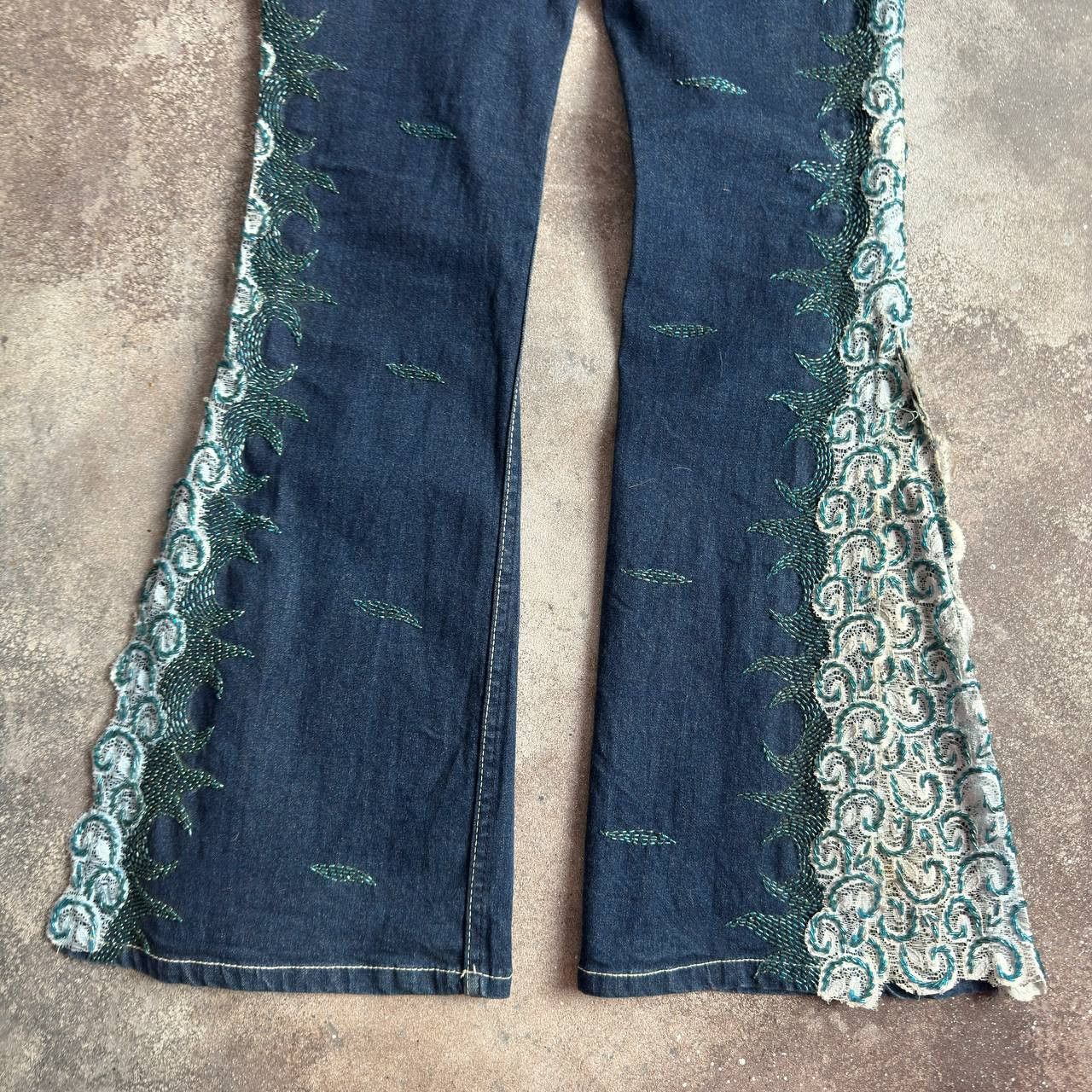 If Six Was Nine × Japanese Brand × Le Grande Bleu (L.G.B.) Cozy Jeans Vintage Y2K Low Rise Mega Flared Jeans Size 28" / US 6 / IT 42 - 9 Thumbnail