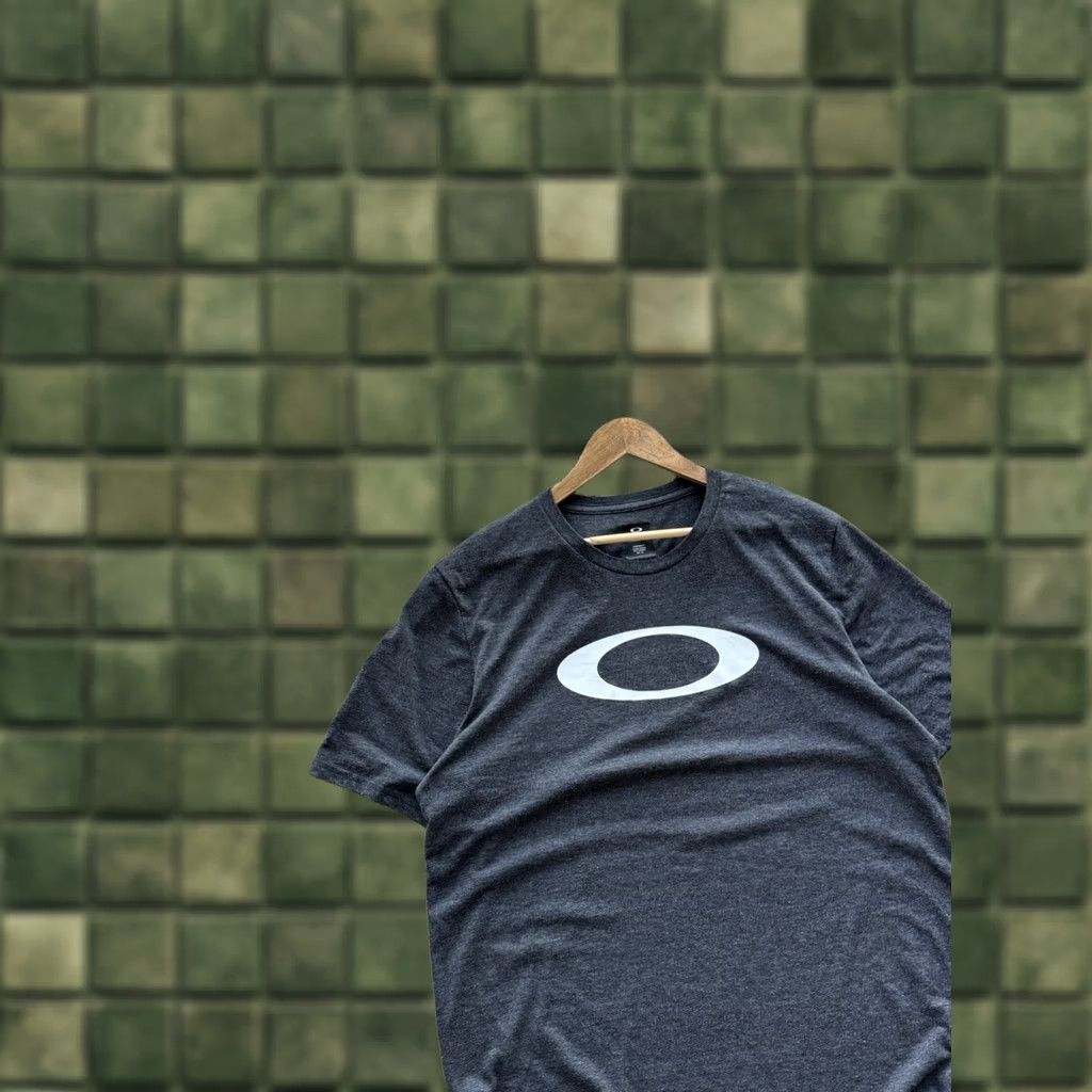 Oakley VINTAGE Oakley CENTER LOGO Gray T Shirt XL Men Shirt Short Sleeve Cotton Logo 90s Outdoor USA Y2K Oakley T Shirt Mens Size US XL / EU 56 / 4 - 1 Thumbnail