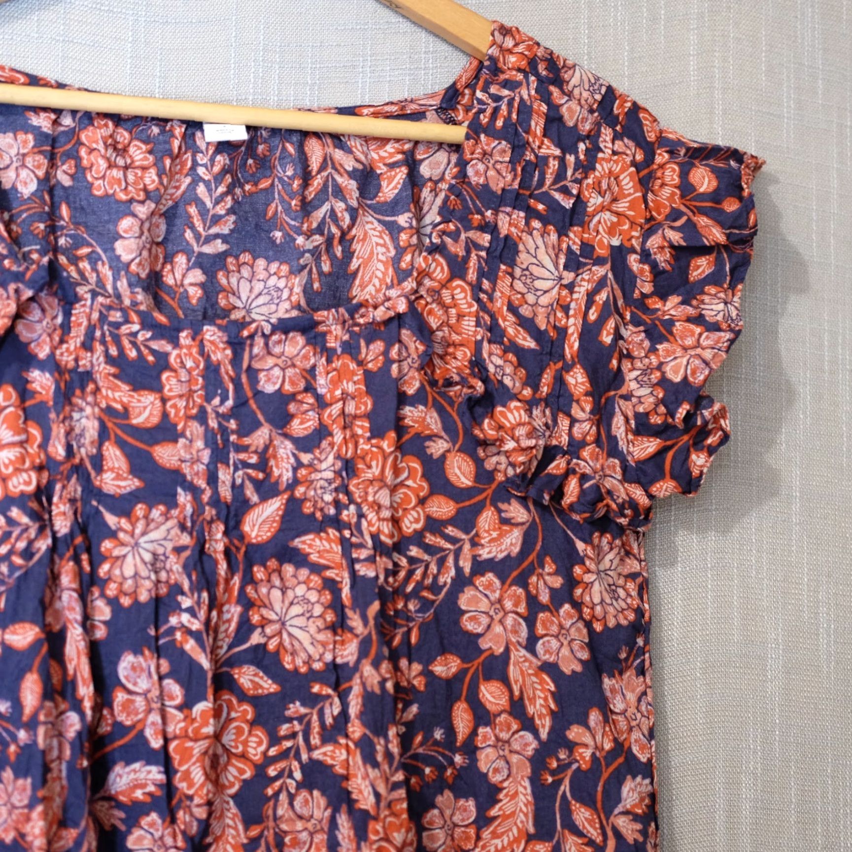 Old Navy EUC Old Navy Top Floral Pleated Ruffle Lightweight Black/Red Womens S #A1-127 Size S / US 4 / IT 40 - 3 Thumbnail