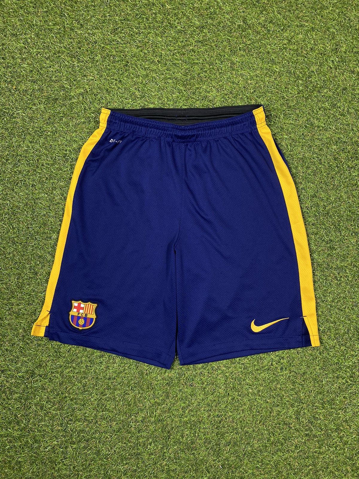 Nike Vintage Nike FC Barcelona shorts swoosh casual y2k size S Size US 30 / EU 46 - 1 Thumbnail