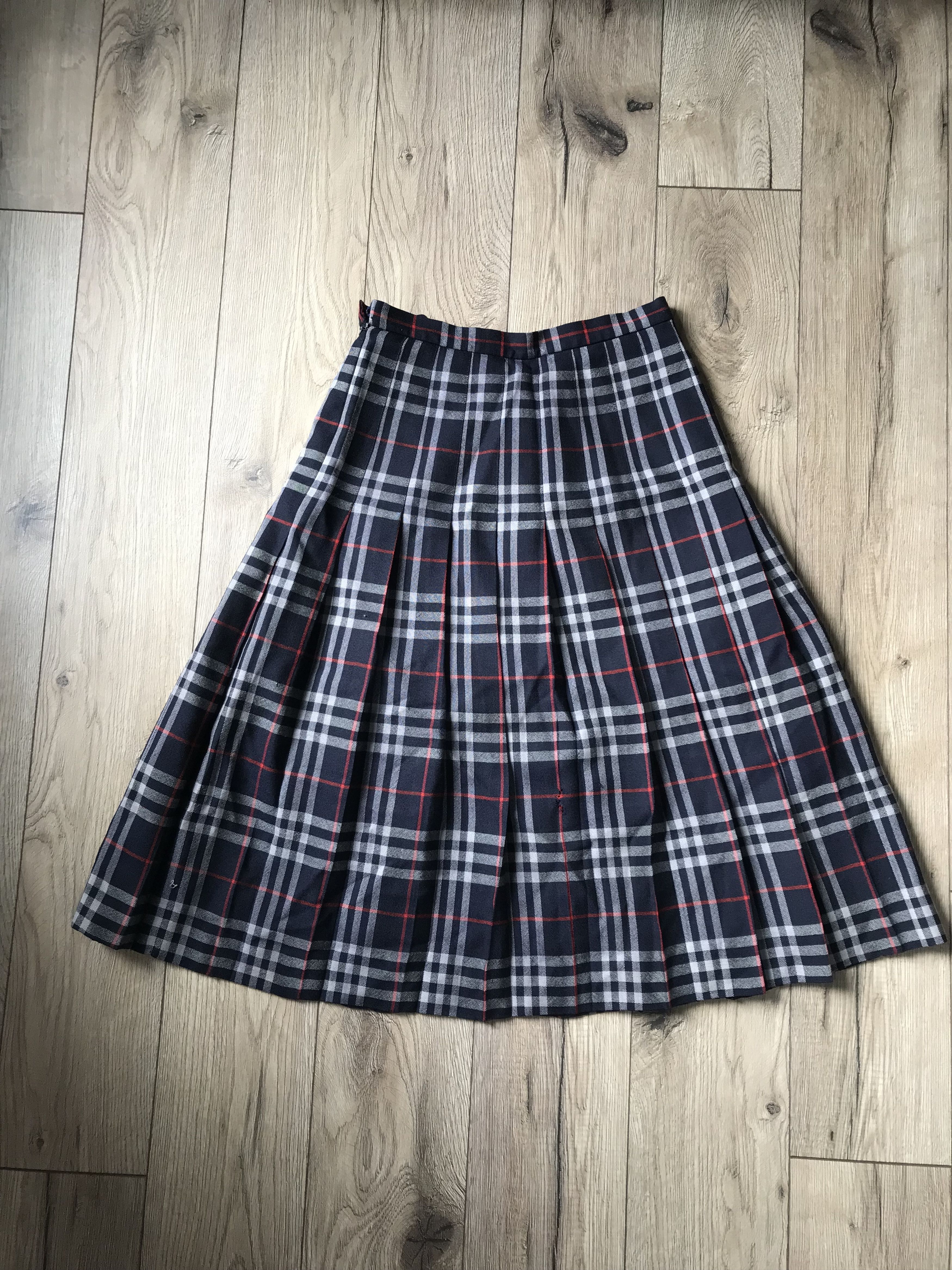 Burberry Beautiful Burberry wool skirt British style vintage Size 27" / US 4 / IT 40 - 1 Thumbnail