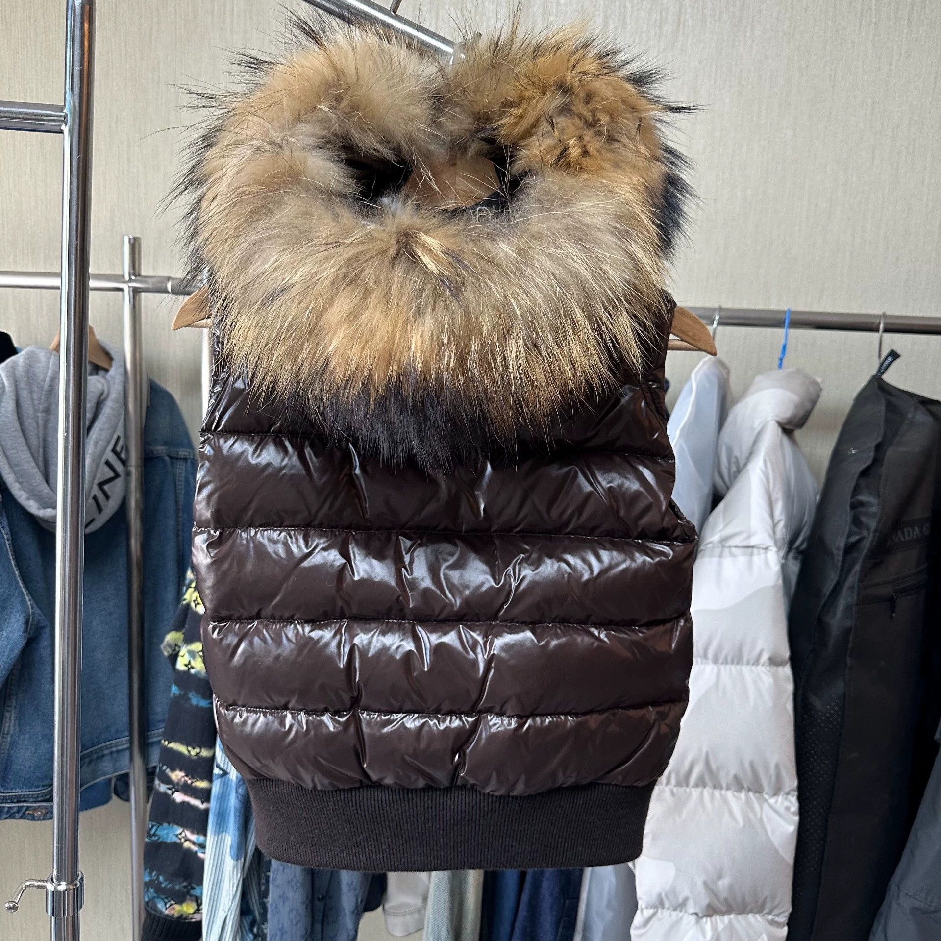 Moncler Moncler Down Vest w/ Fur Collar Mocha Brown Size 00 Like New Size XXS / US 00 / IT 34 - 2 Thumbnail