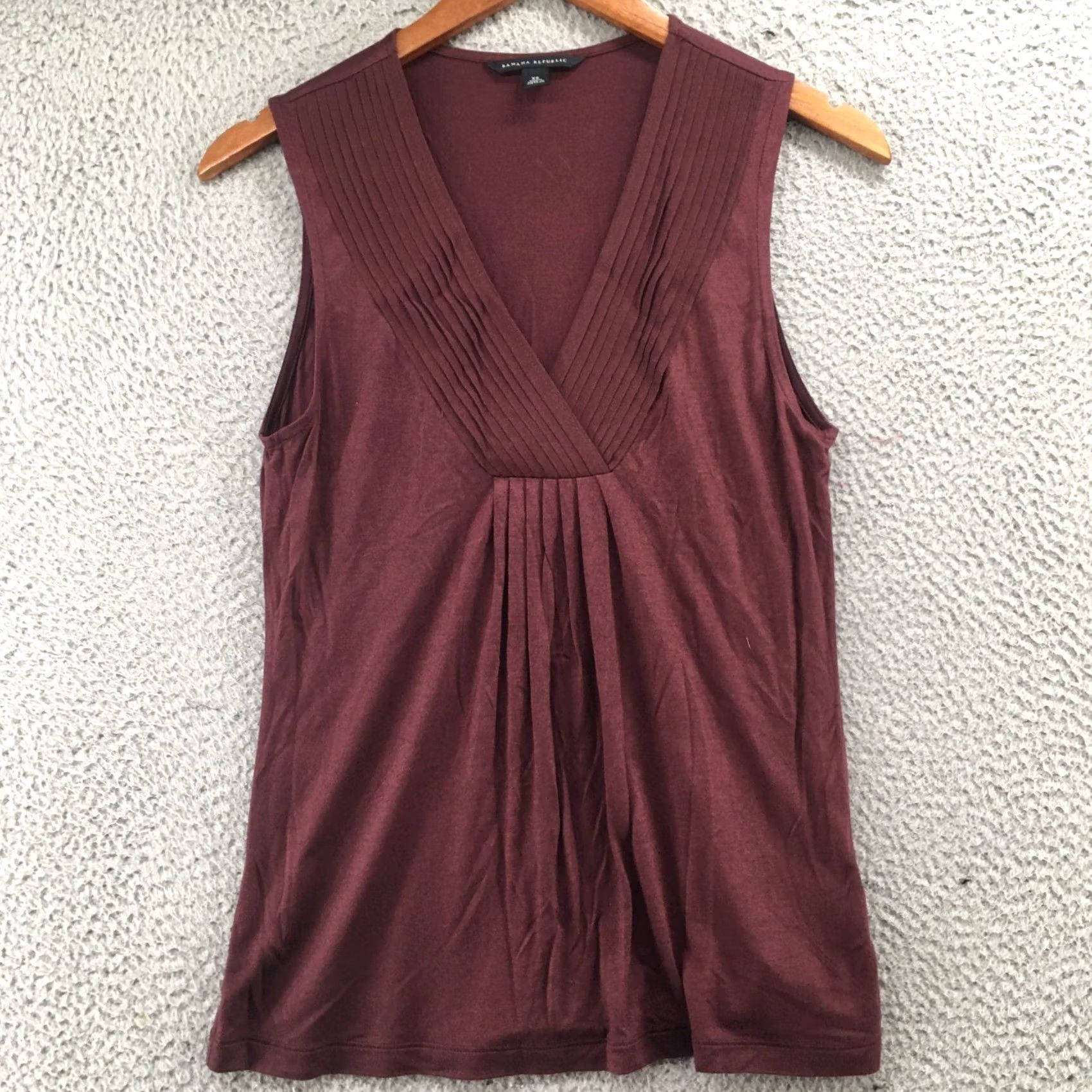 Banana Republic Banana Republic Blouse Shirt Tunic Womens XS Burgundy Sleeveless V-Neck Pleated Front Size XS / US 0-2 / IT 36-38 - 2 Thumbnail