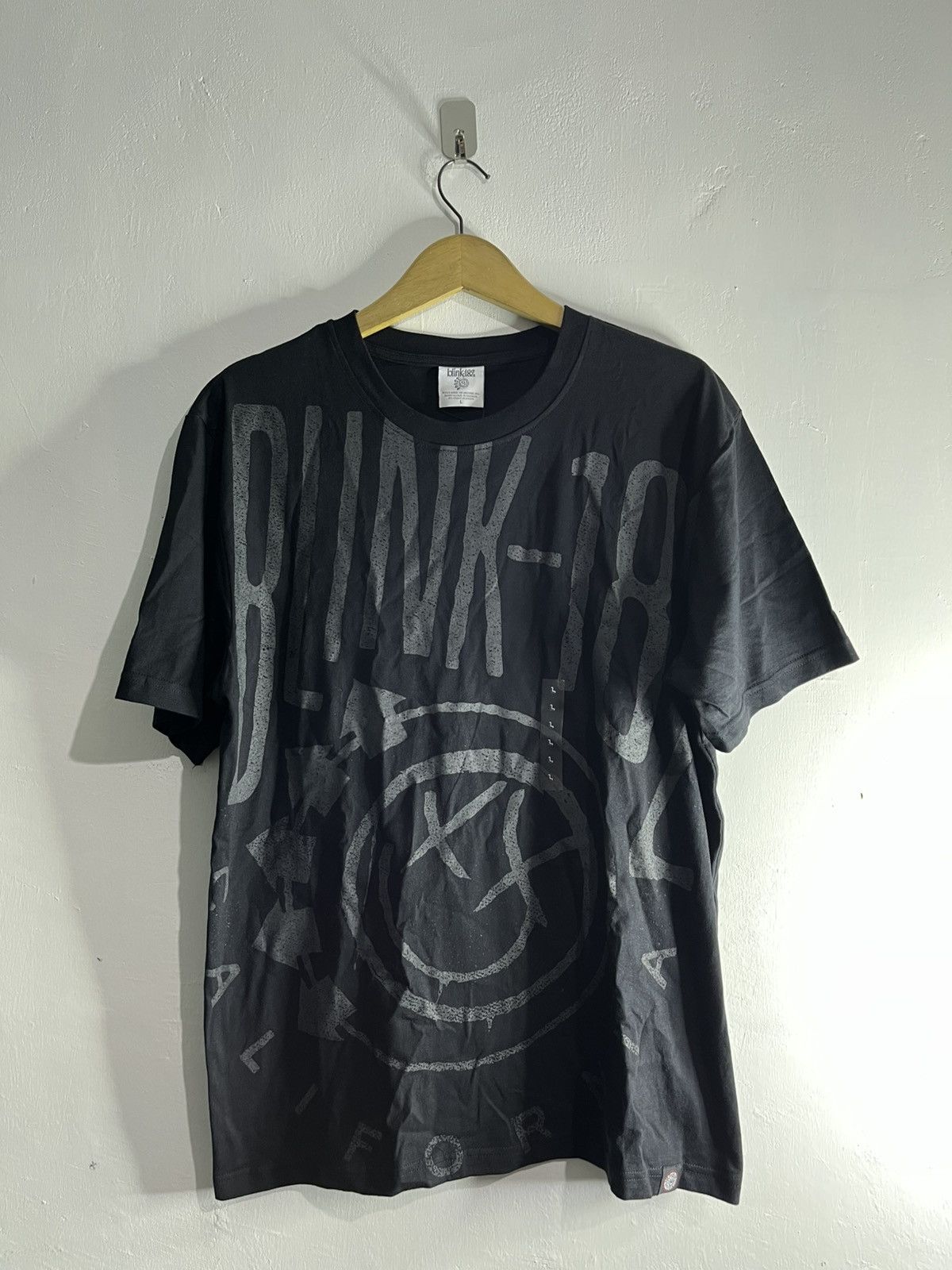 Band Tees New 2000s Blink 182 tshirt Size US L / EU 52-54 / 3 - 1 Thumbnail
