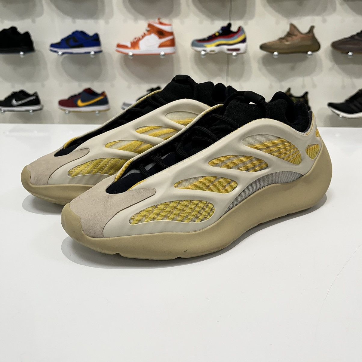 Adidas Adidas Yeezy 700 V3 Safflower Size US 10.5 / EU 43-44 - 2 Thumbnail