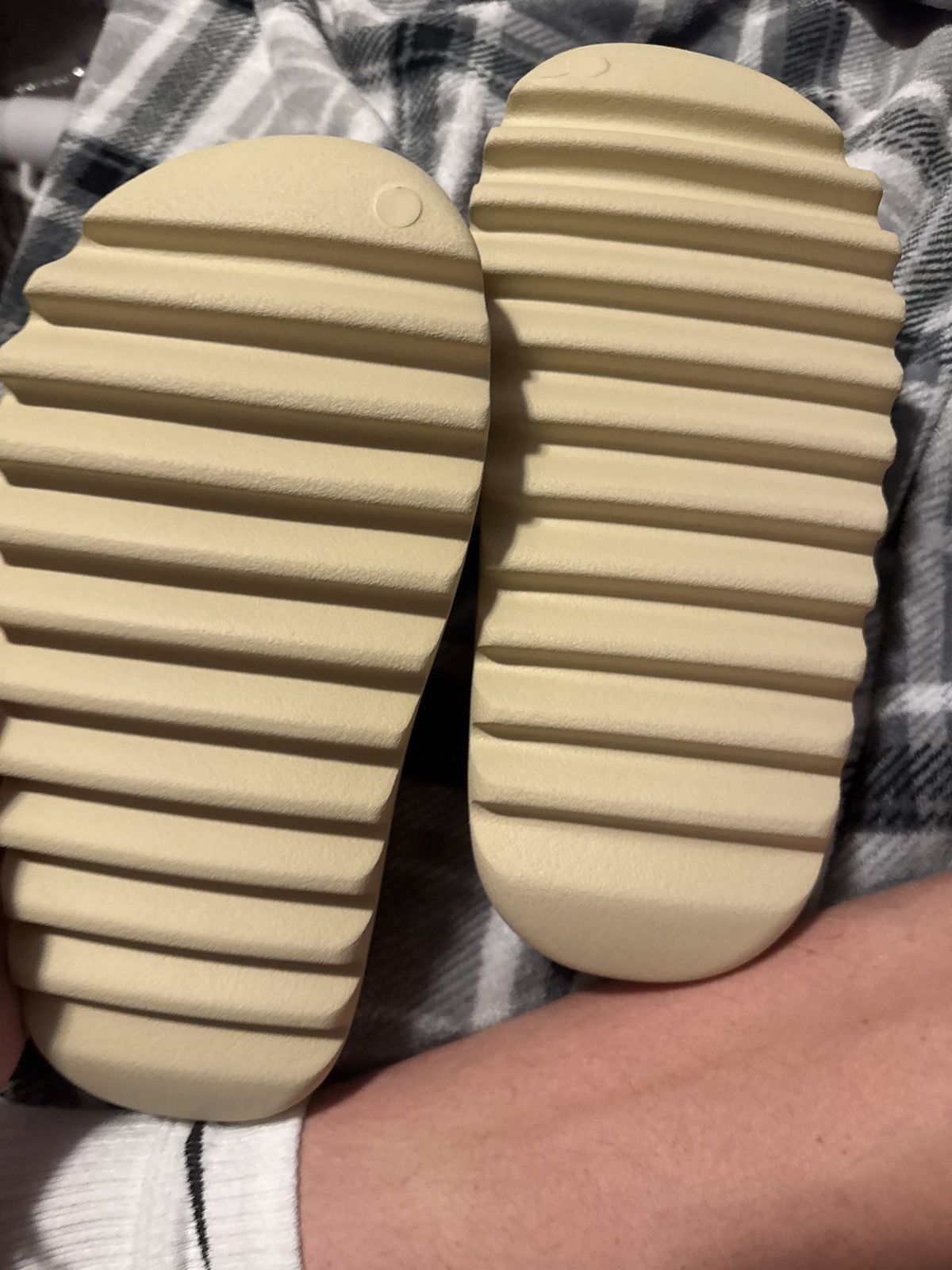 Adidas Addidas Yeezy Slide Bone 9 never worn Size US 9 / EU 42 - 5 Thumbnail