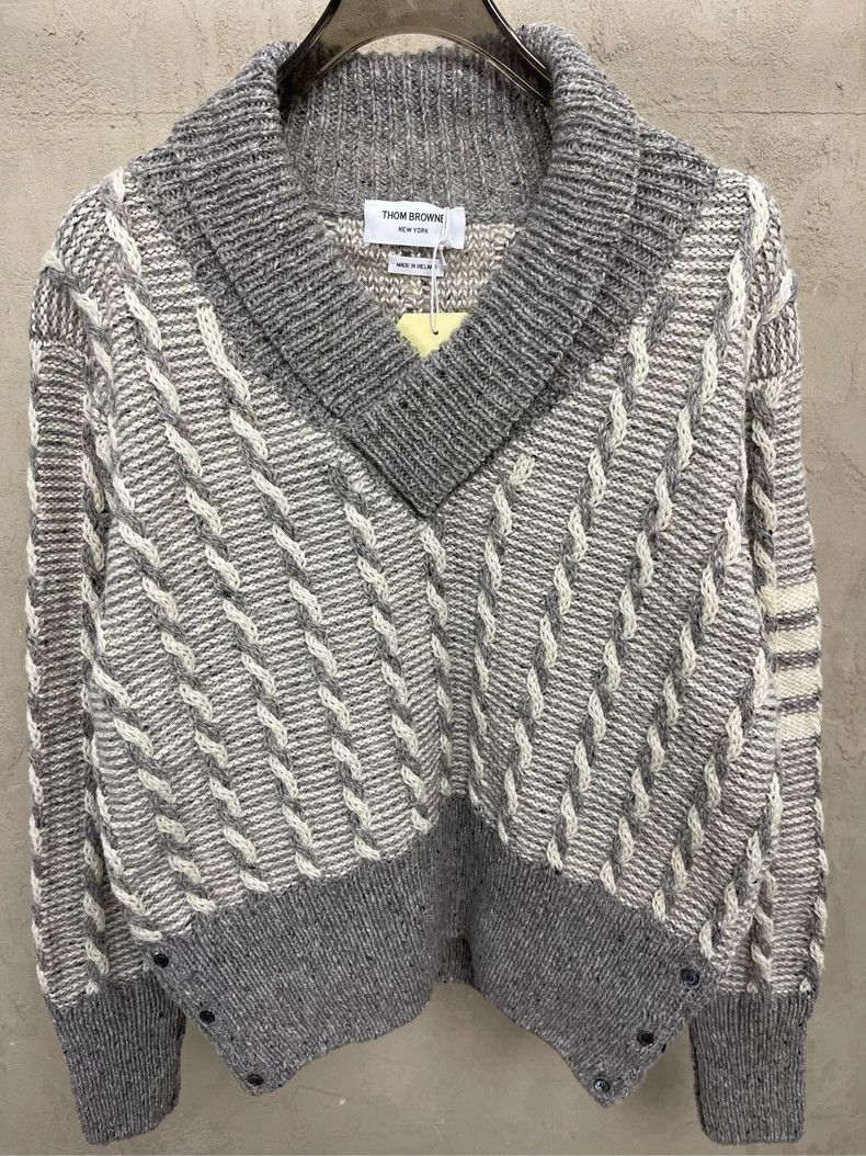 Thom Browne Thom browne Gray four-striped wool horsehair V-neck sweater Size US XL / EU 56 / 4 - 4 Thumbnail
