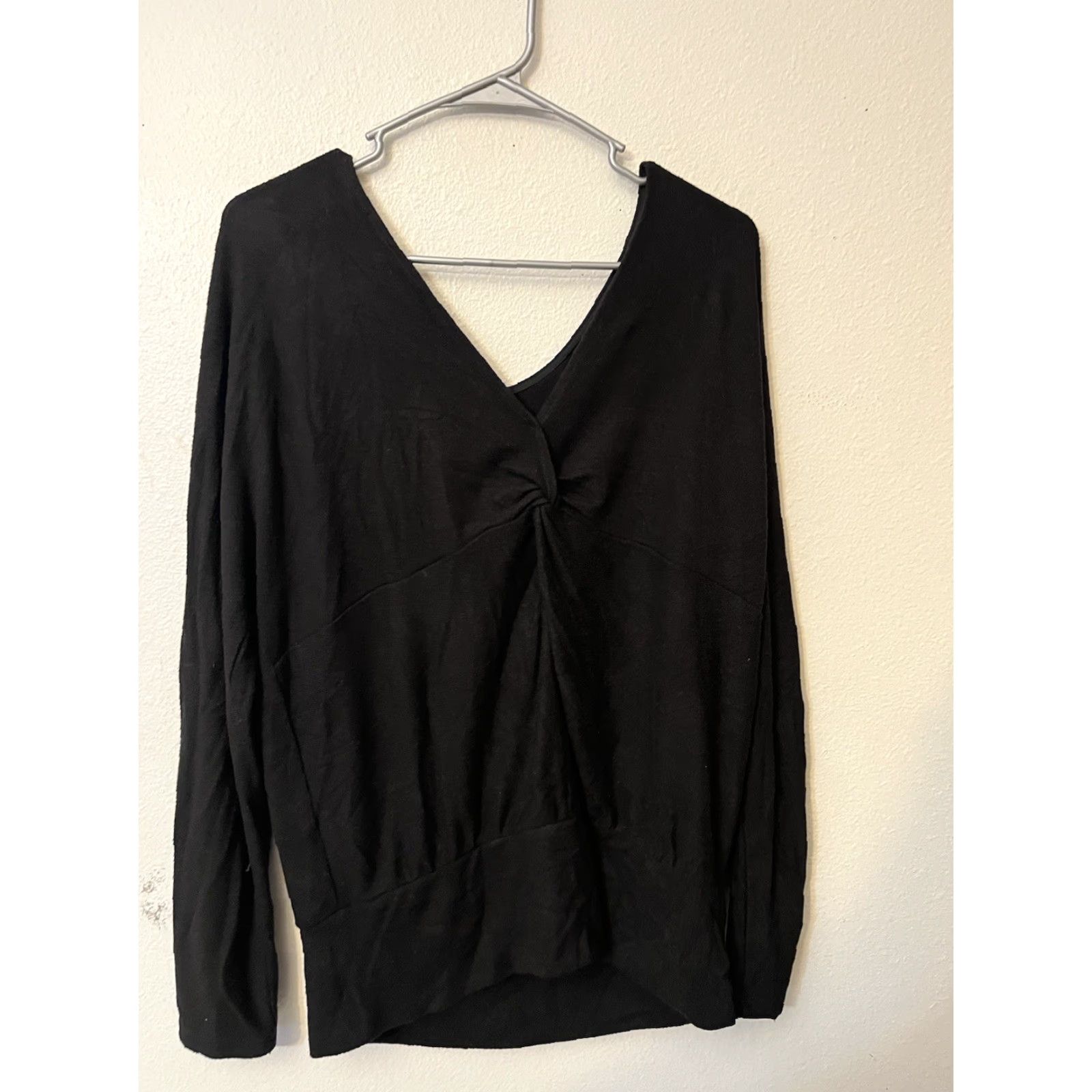 White House Black Market White House Black Market Sweater Women's Kn ot Back V-Neck Open Pullover M Black Satin Knit Shirt / Womens / Size M Size M / US 6-8 / IT 42-44 - 3 Thumbnail