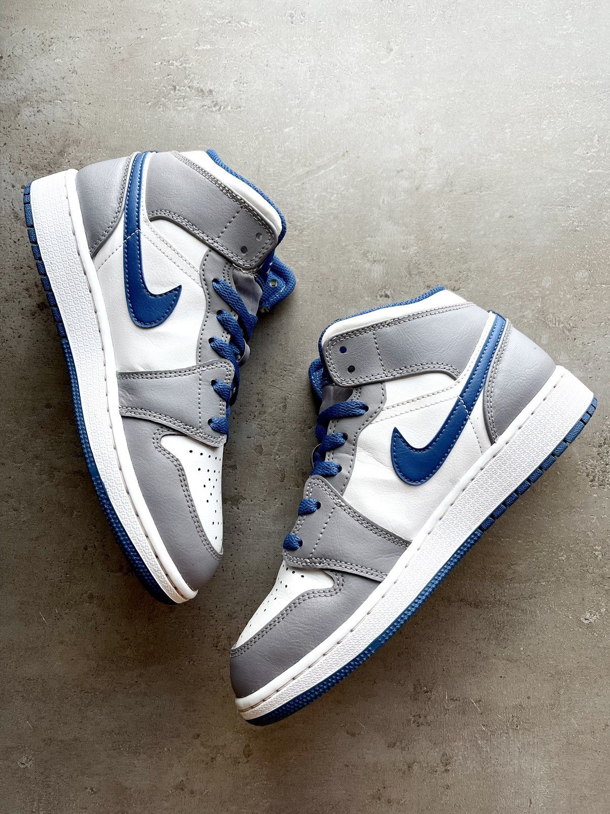 Jordan Brand Nike Air Jordan 1 Mid True Blue Grey Cement GS 38 / 24cm Size US 6 / IT 36 - 4 Thumbnail