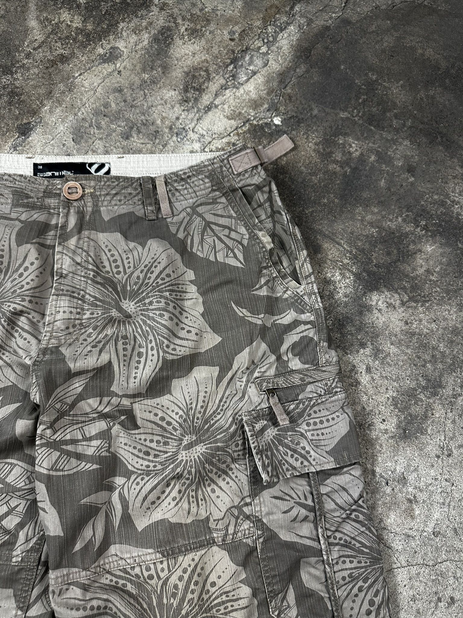 Vintage 2000s Vintage Animal Floral Hiphop Rap Y2k Cargo Shorts Size US 38 / EU 54 - 3 Thumbnail
