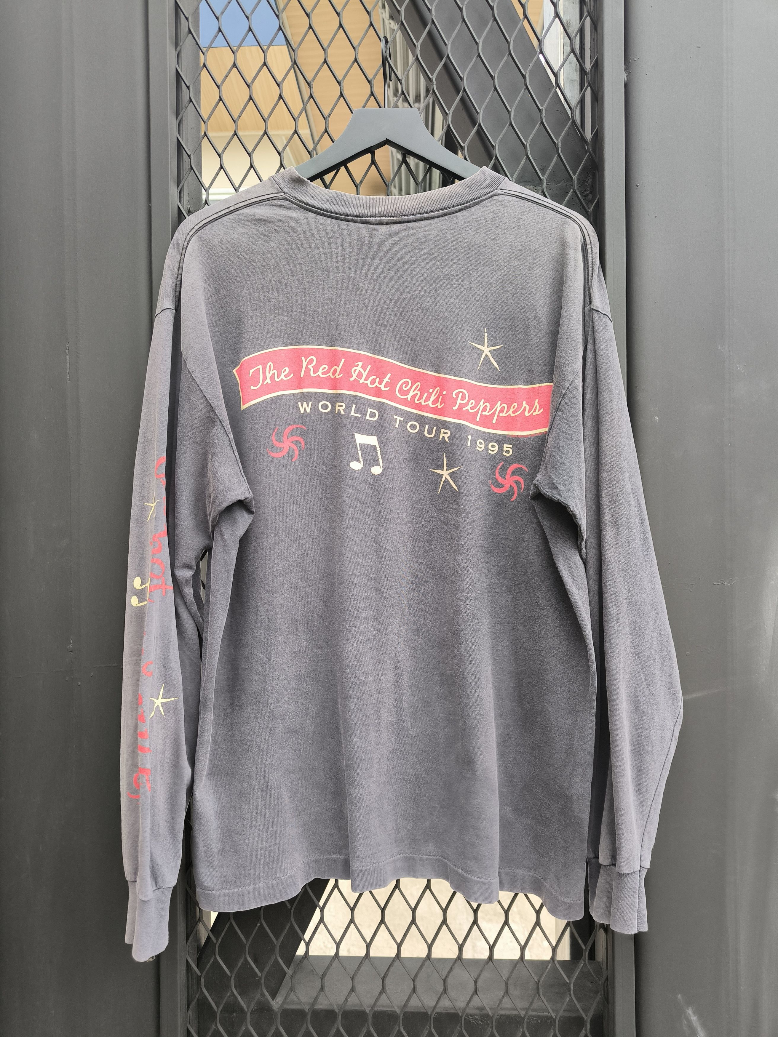 Band Tees Vintage Red Hot Chili Peppers One Hot Minute 1996 Size US XL / EU 56 / 4 - 4 Thumbnail