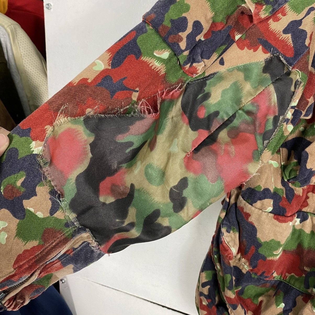 Army Of Me VINTAGE SWISS ARMY COMBAT HEAVYWEIGHT JACKET M83 ALPENFLAGE Size US XL / EU 56 / 4 - 24 Thumbnail