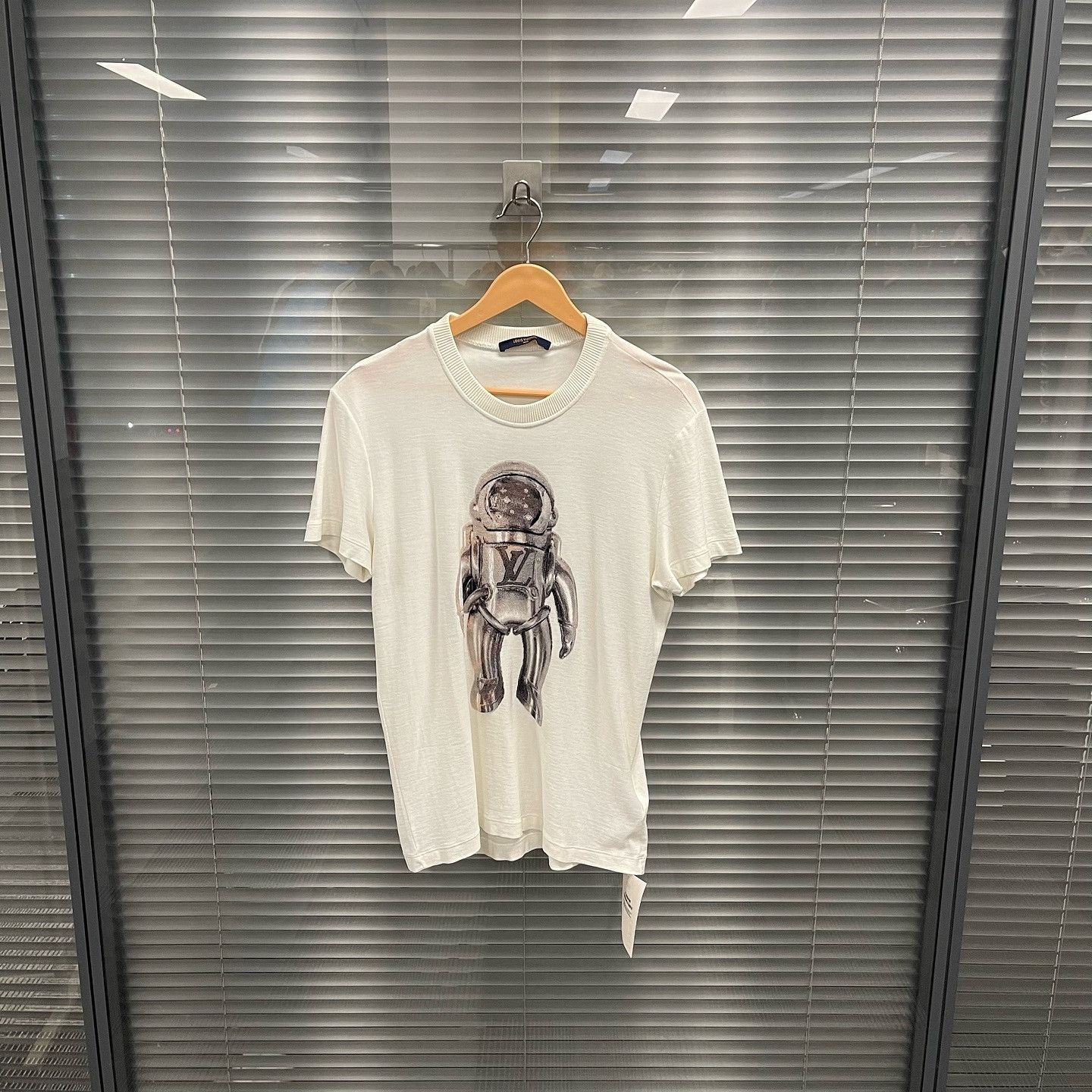 Louis Vuitton Louis Vuitton Astronaut Graphic T-Shirt White Size XS Size US XS / EU 42 / 0 - 1 Thumbnail