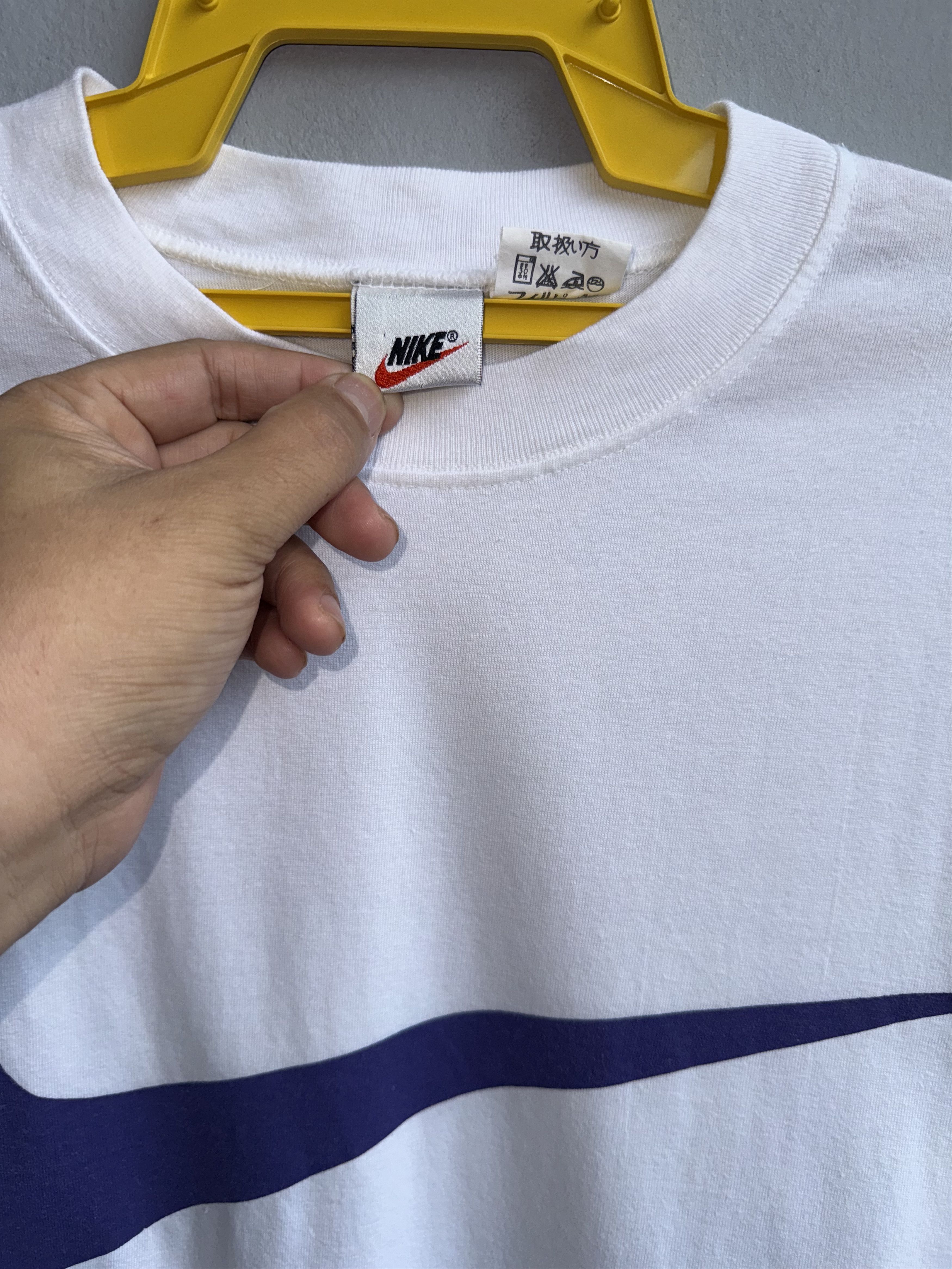 Nike Nike Centre Big Swoosh Vintage Shirt Size US L / EU 52-54 / 3 - 2 Thumbnail